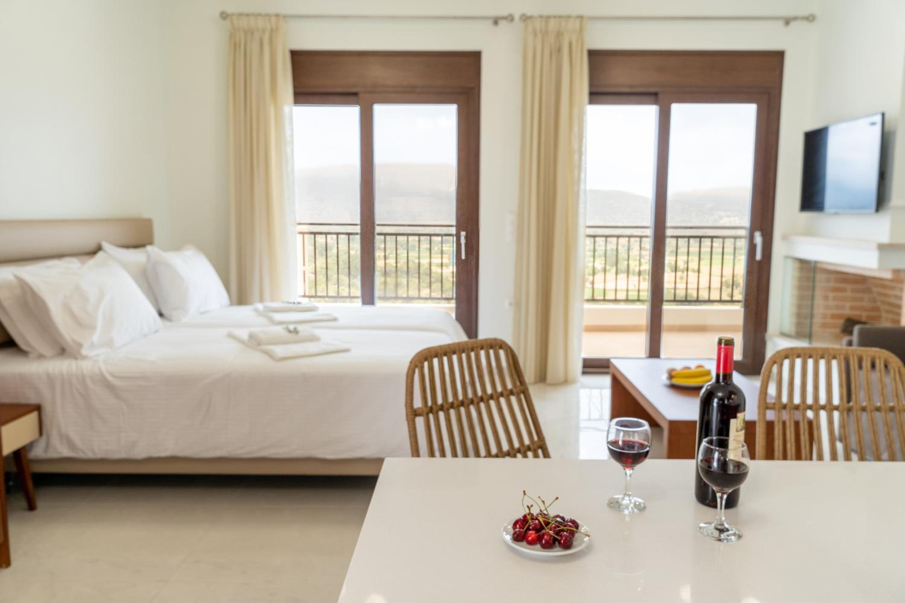 Deluxe Double Room with Balcony - Photo 5
