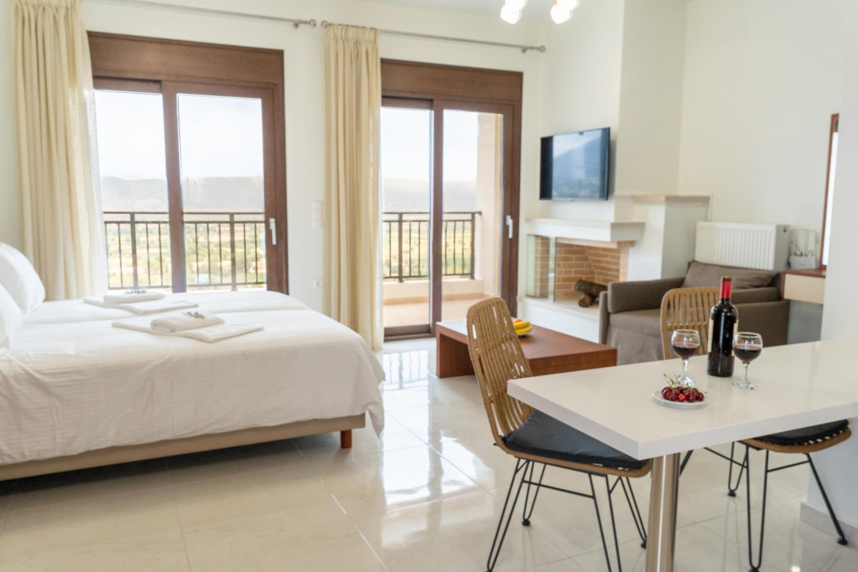 Deluxe Double Room with Balcony - Photo 7