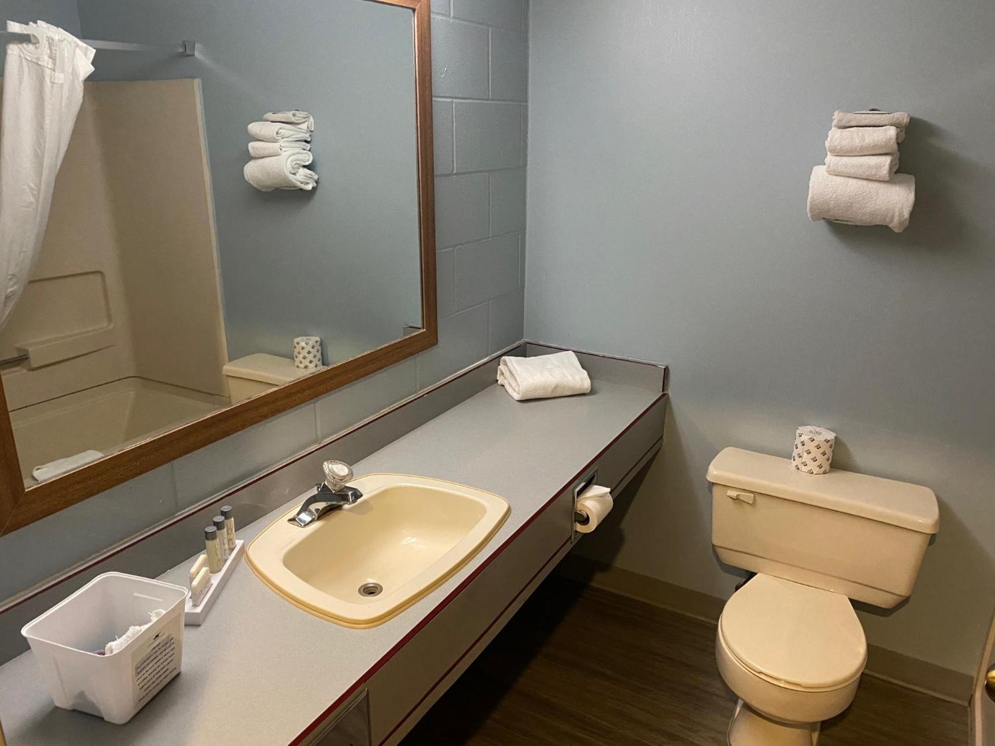 Queen Room - Disability Access/Non-Smoking photo 3