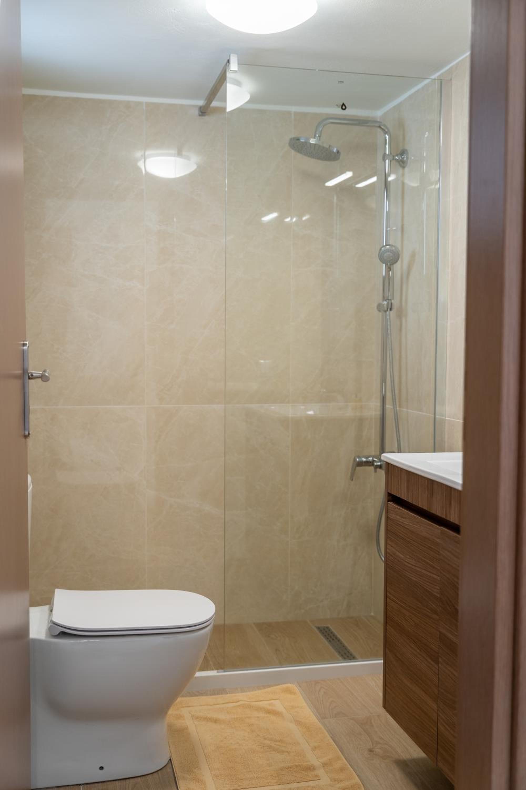 Deluxe Quadruple Room - Photo 18