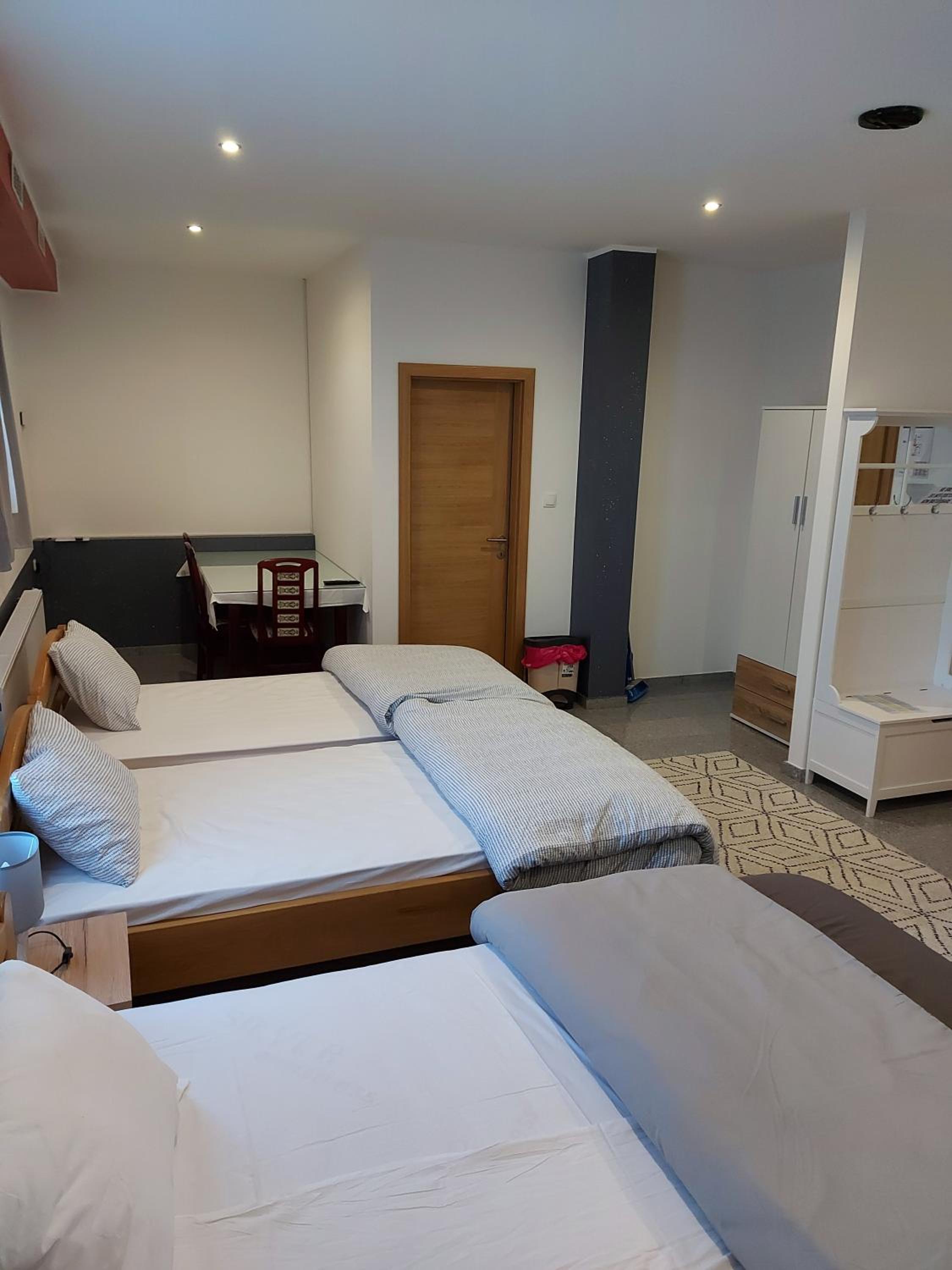 Classic Quadruple Room - Photo 7