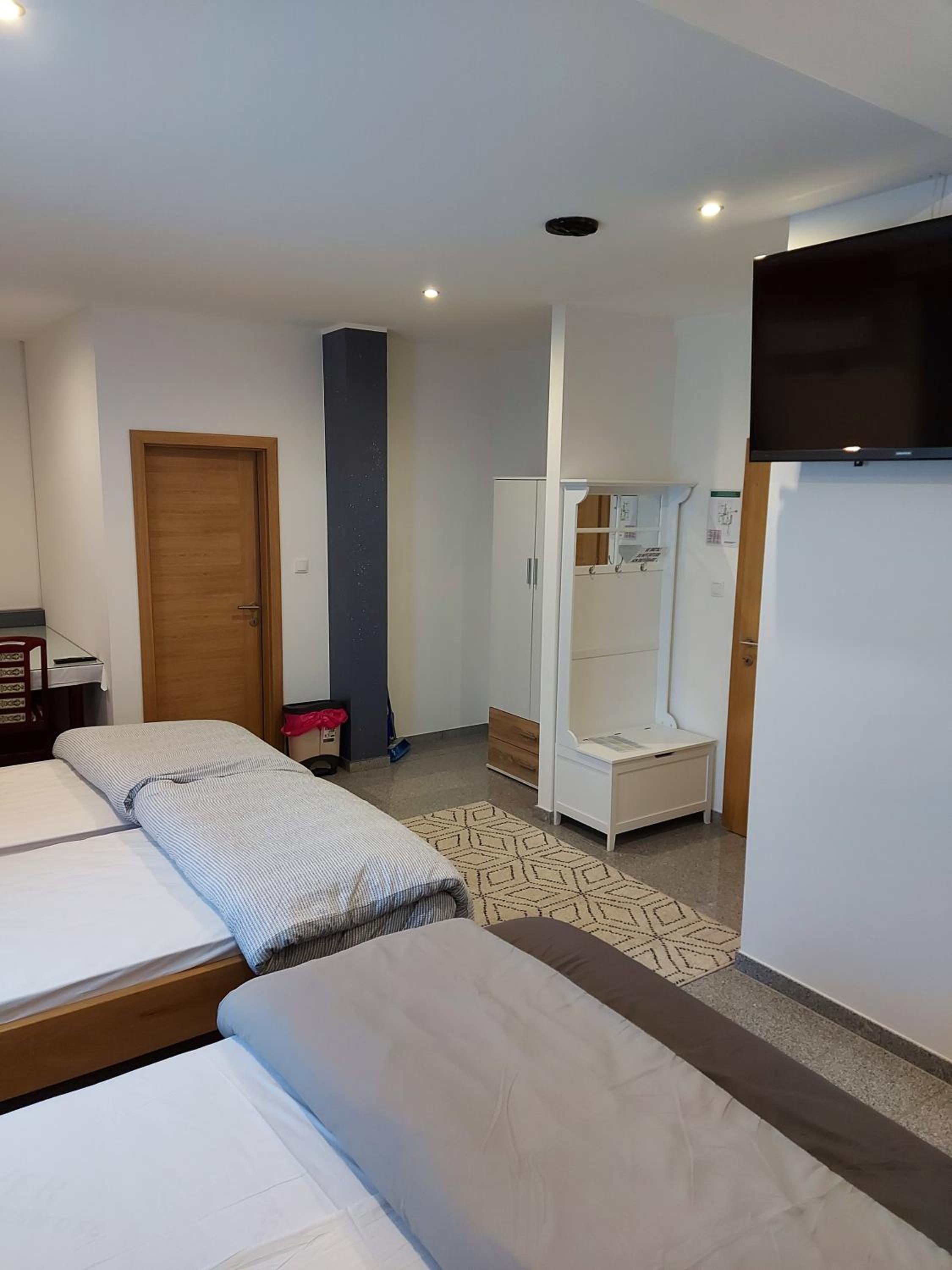 Classic Quadruple Room - Photo 8