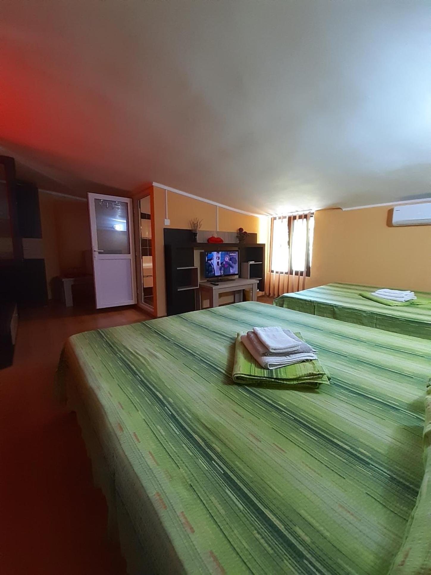 Queen Room with Two Queen Beds photo 3