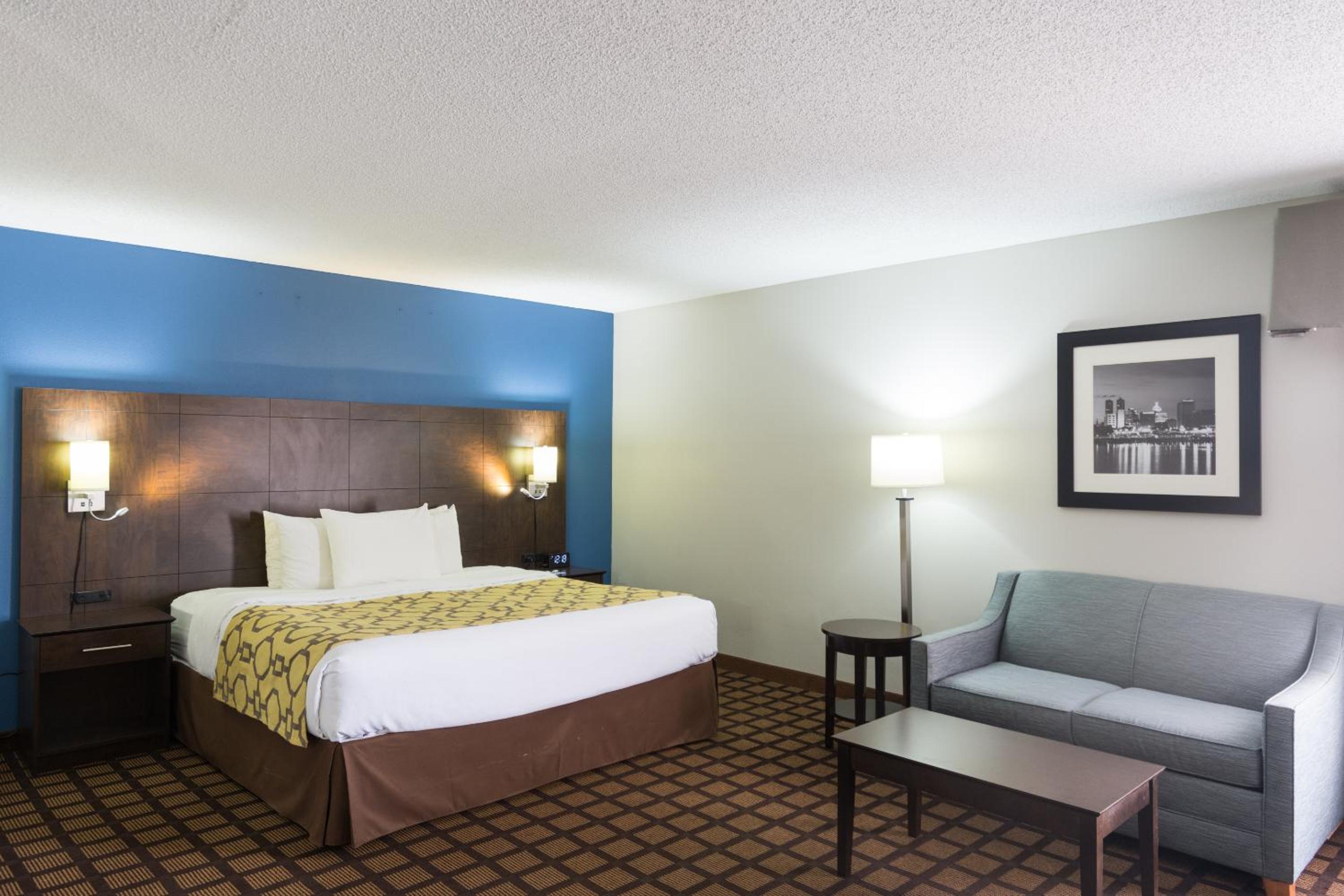 King Suite - Non-Smoking - Photo 3