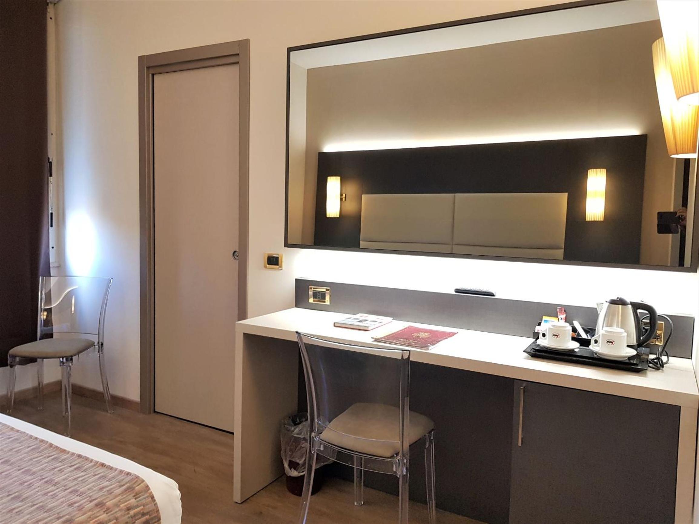 Deluxe Double or Twin Room - Photo 6
