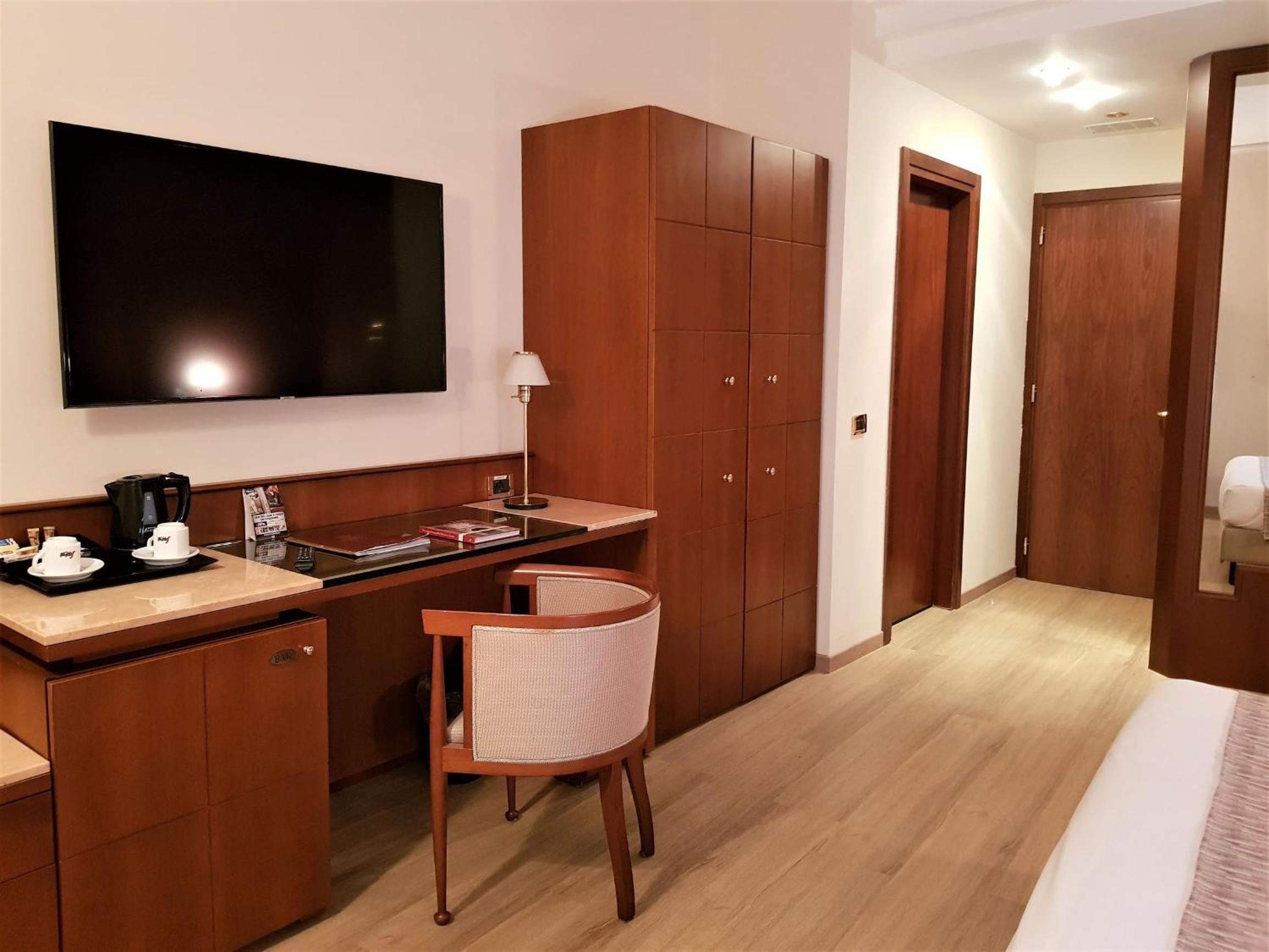 Deluxe Double or Twin Room - Photo 12