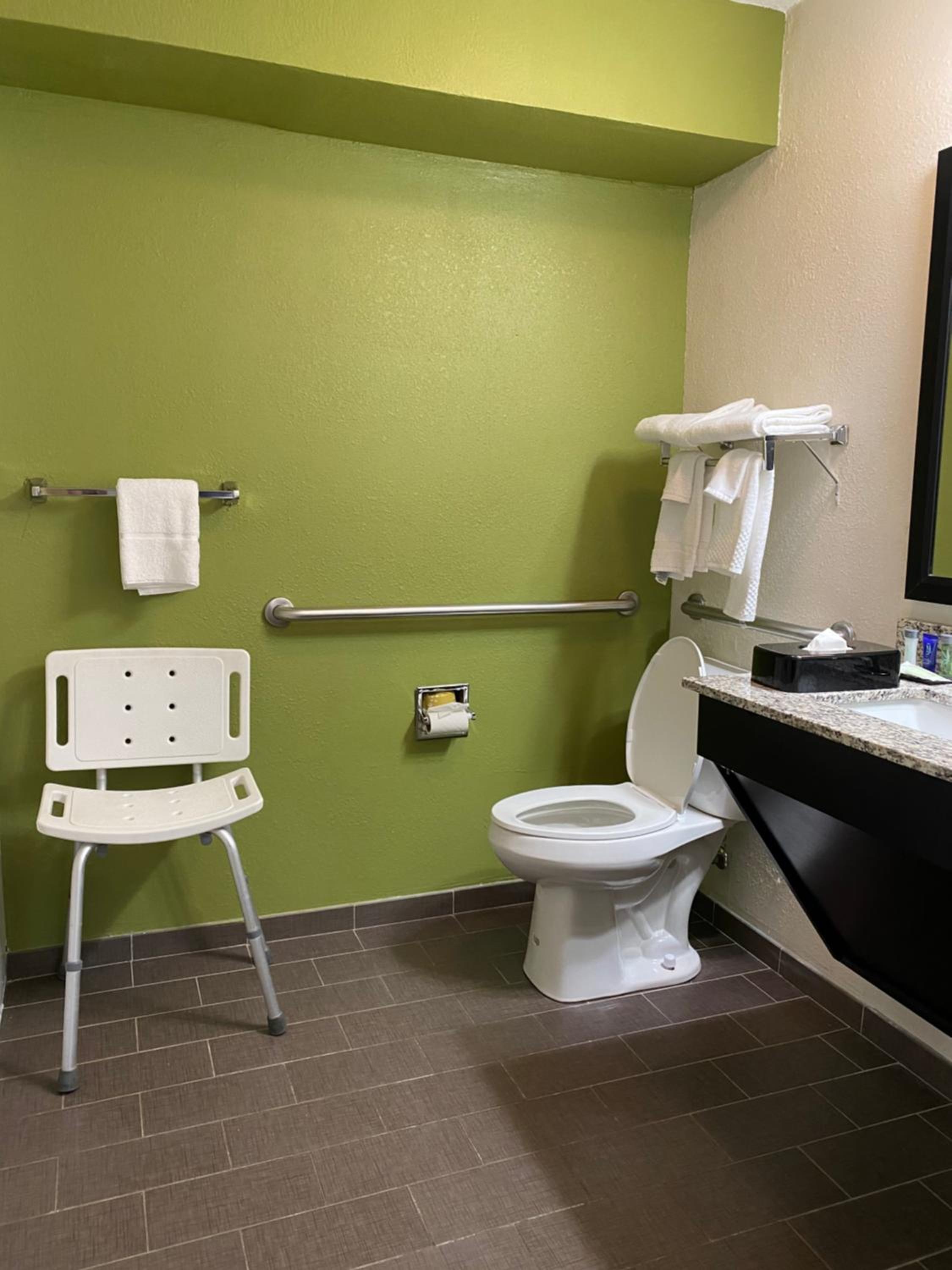Queen Room - Accessible/Non-Smoking - Photo 6