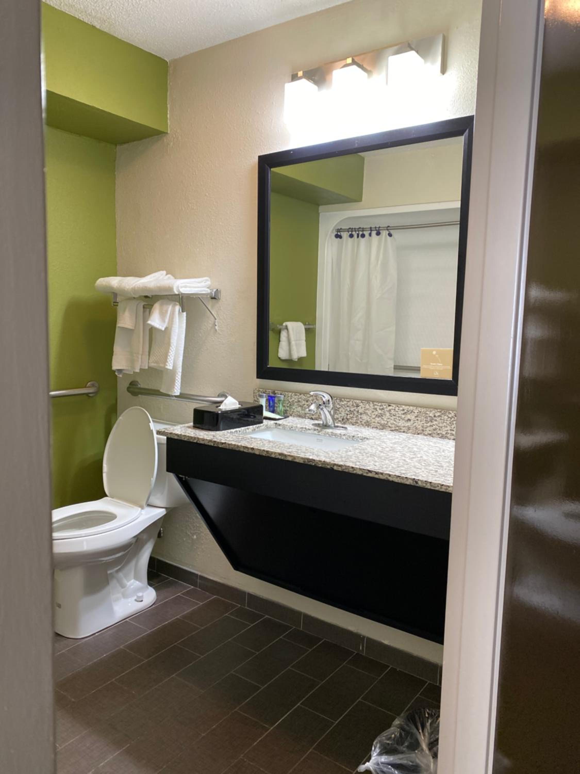 Queen Room - Accessible/Non-Smoking - Photo 3
