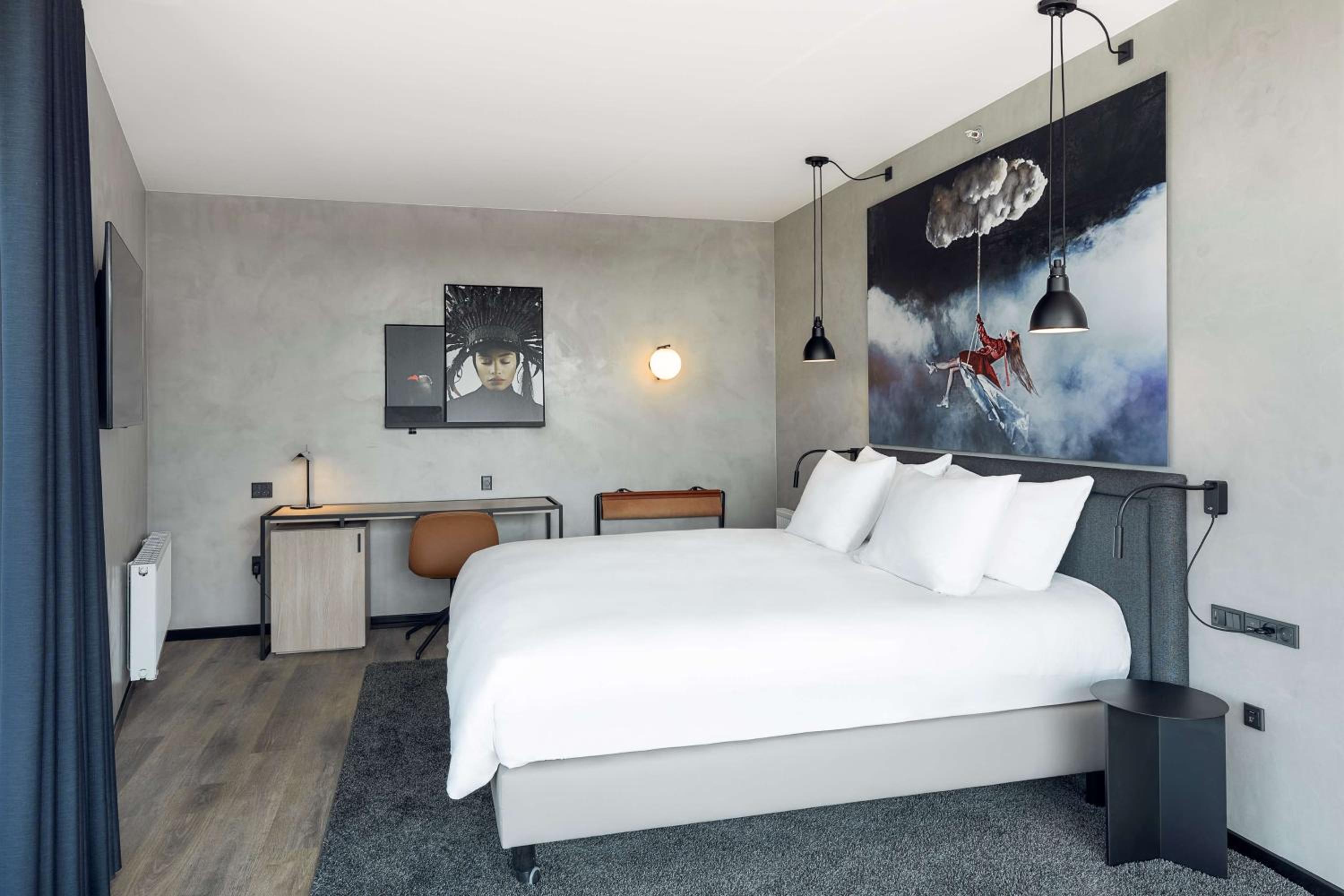 Superior Room with City View and Balcony thumbnail 6