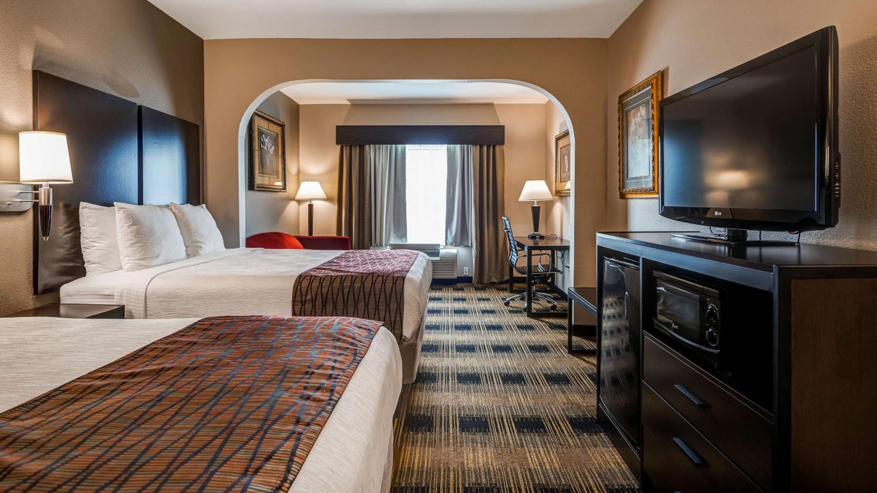 Queen Suite with Two Queen Beds - Photo 4
