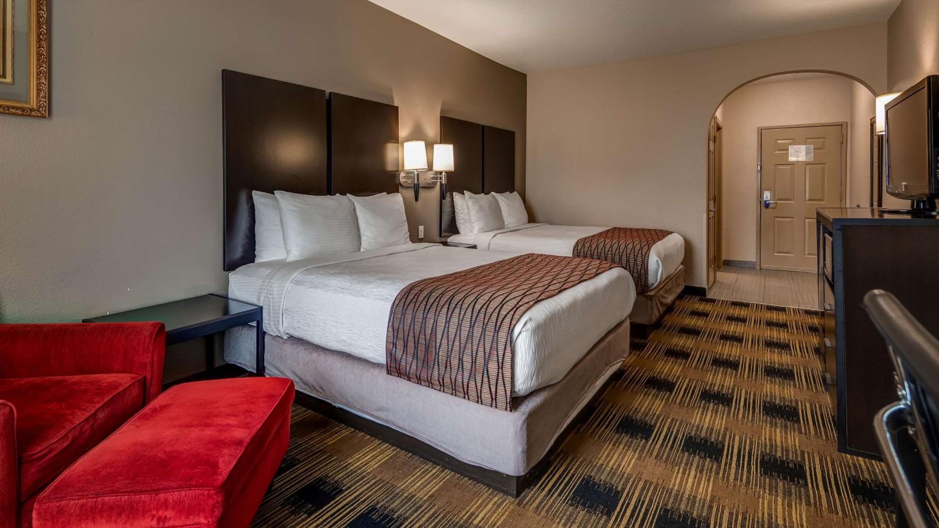 Queen Room with Two Queen Beds - Photo 2