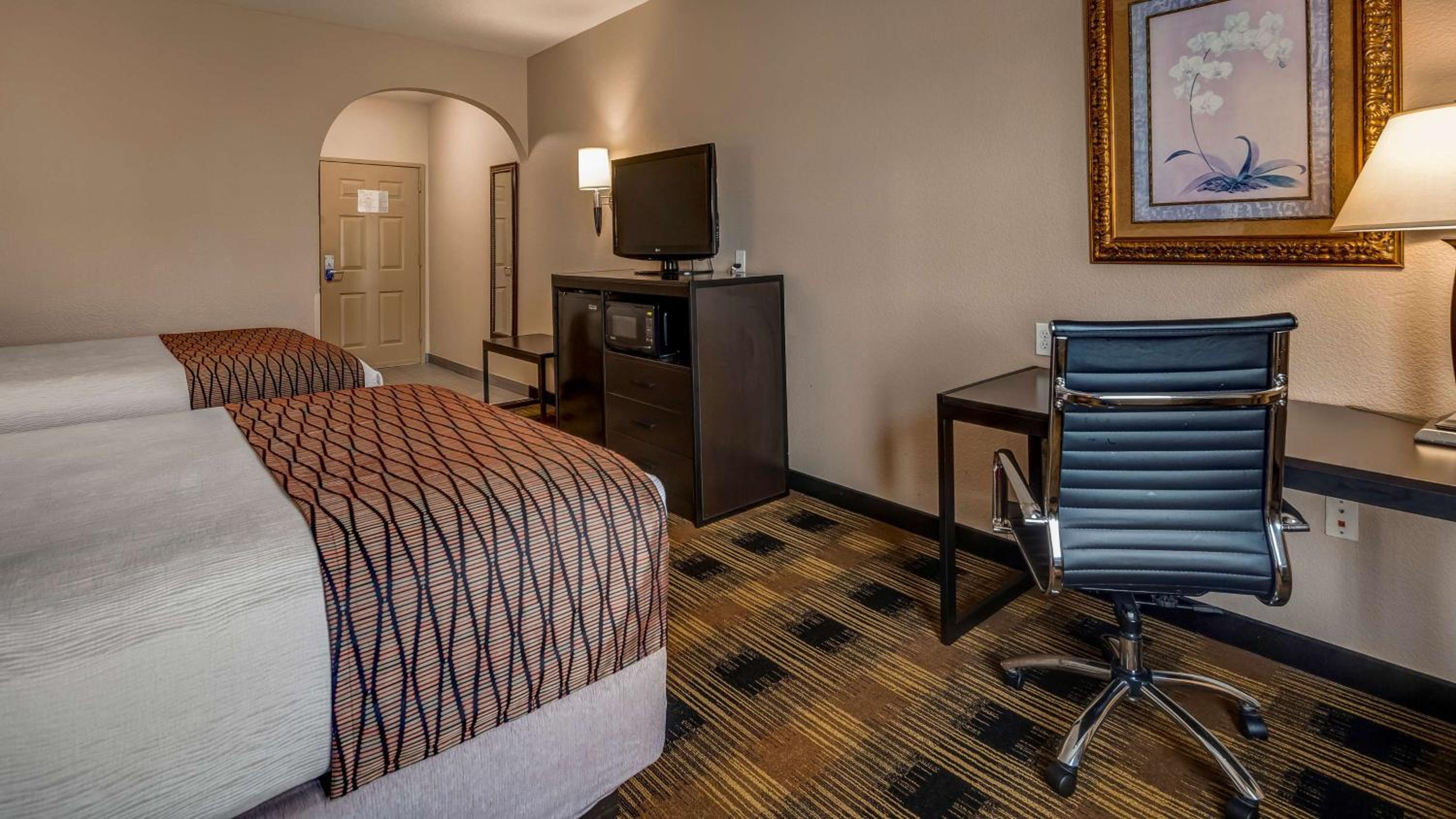 Queen Room with Two Queen Beds - Photo 3