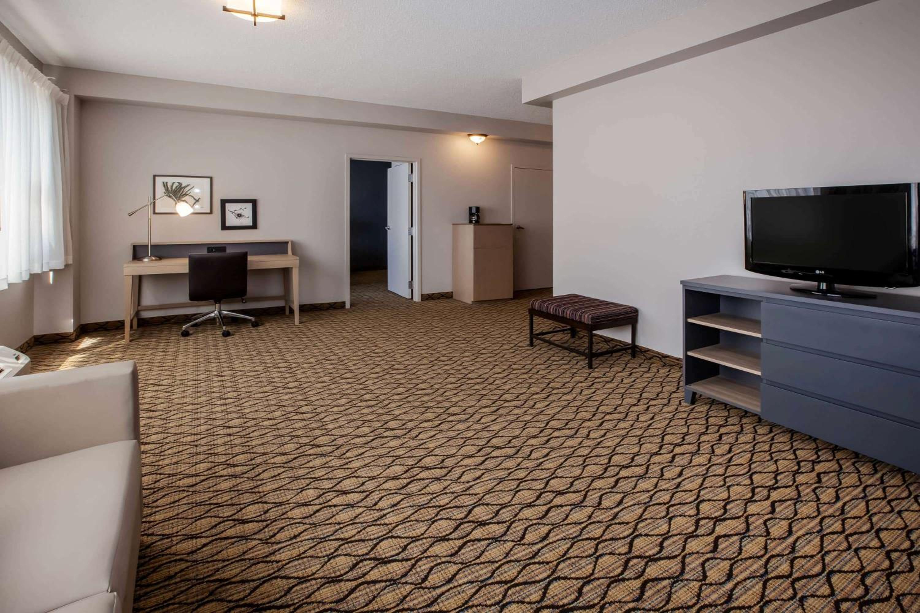 Deluxe King Suite - Non-Smoking - Photo 4
