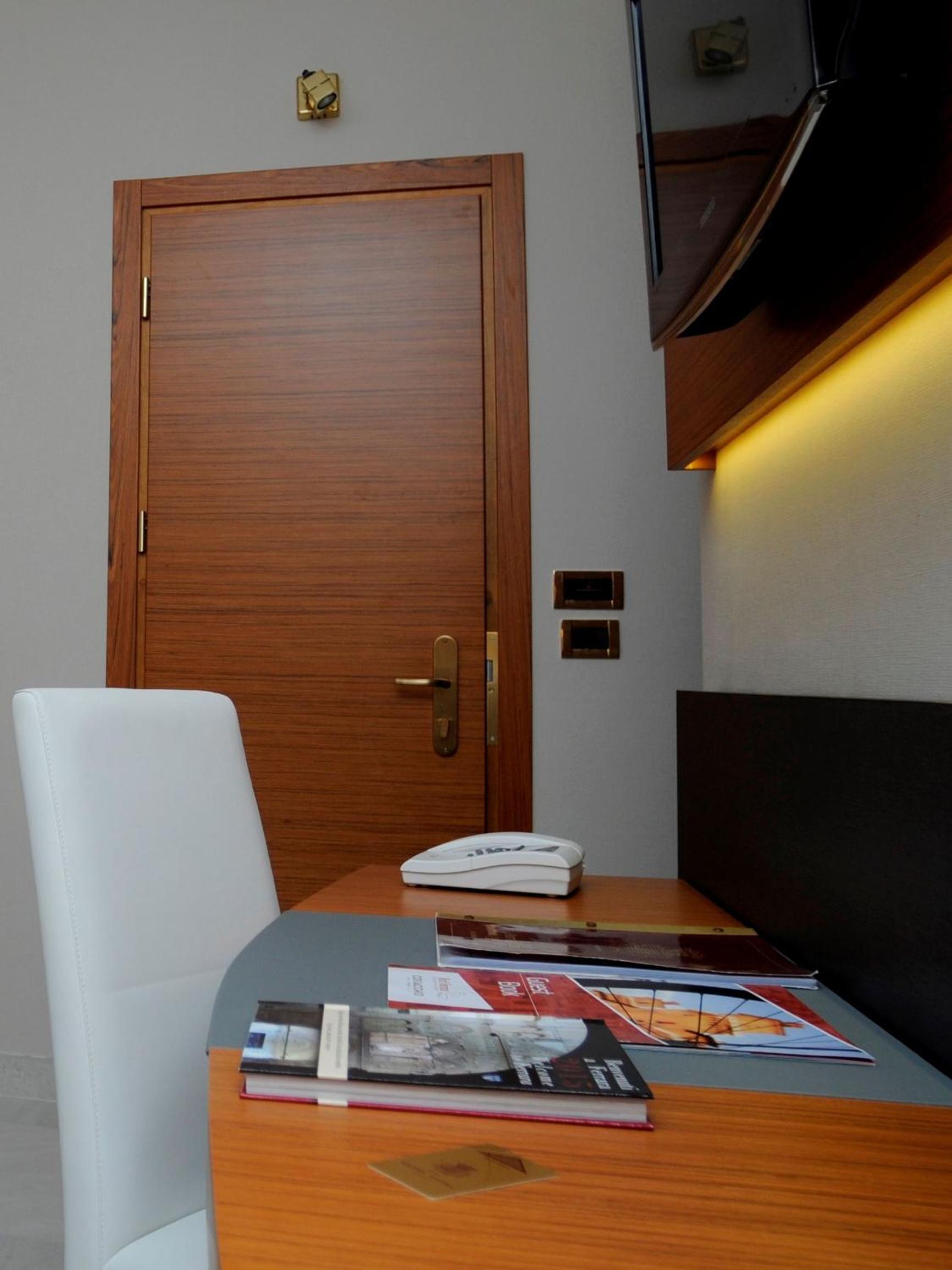 Standard Single Room - Photo 7