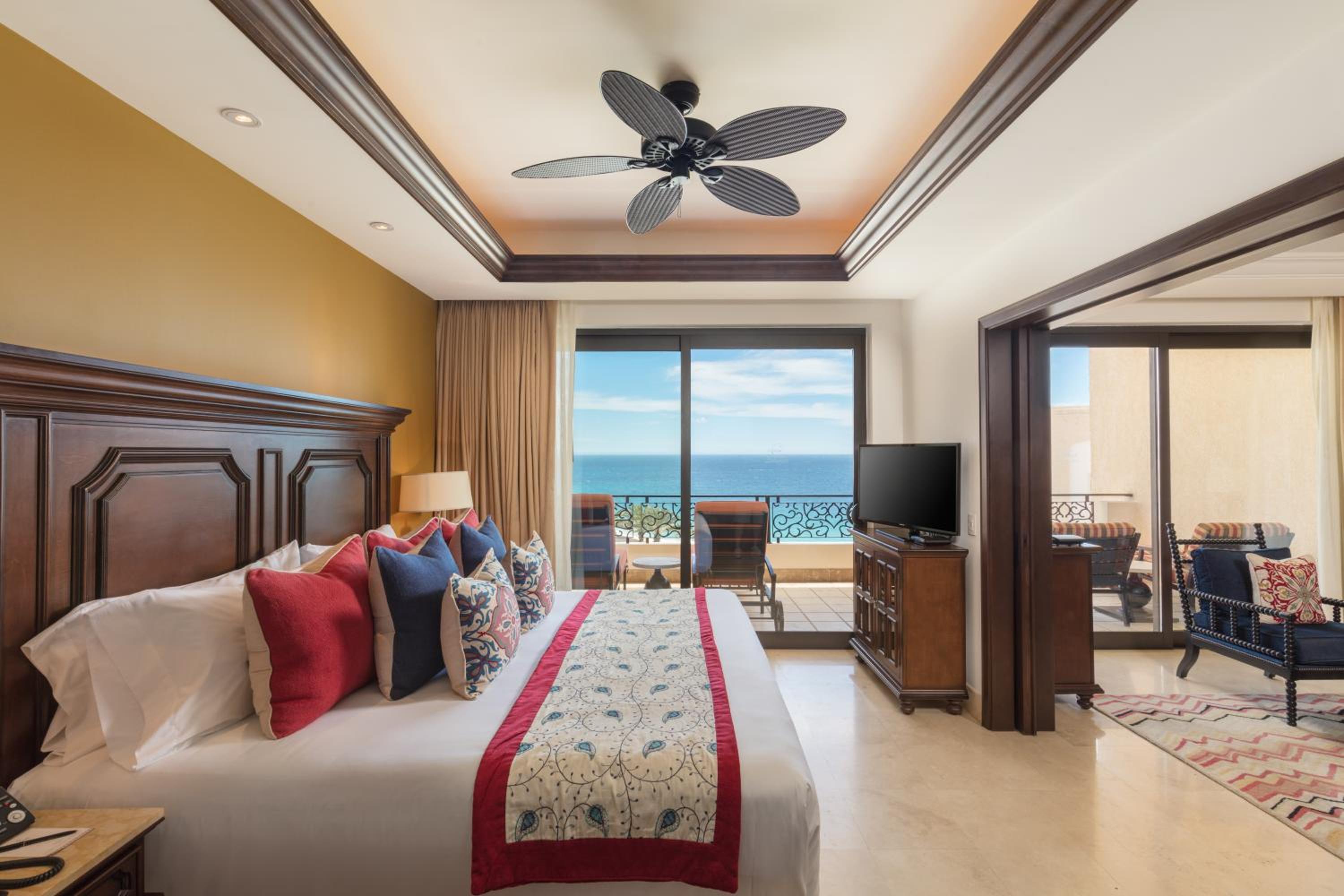Deluxe One-Bedroom Suite thumbnail 6