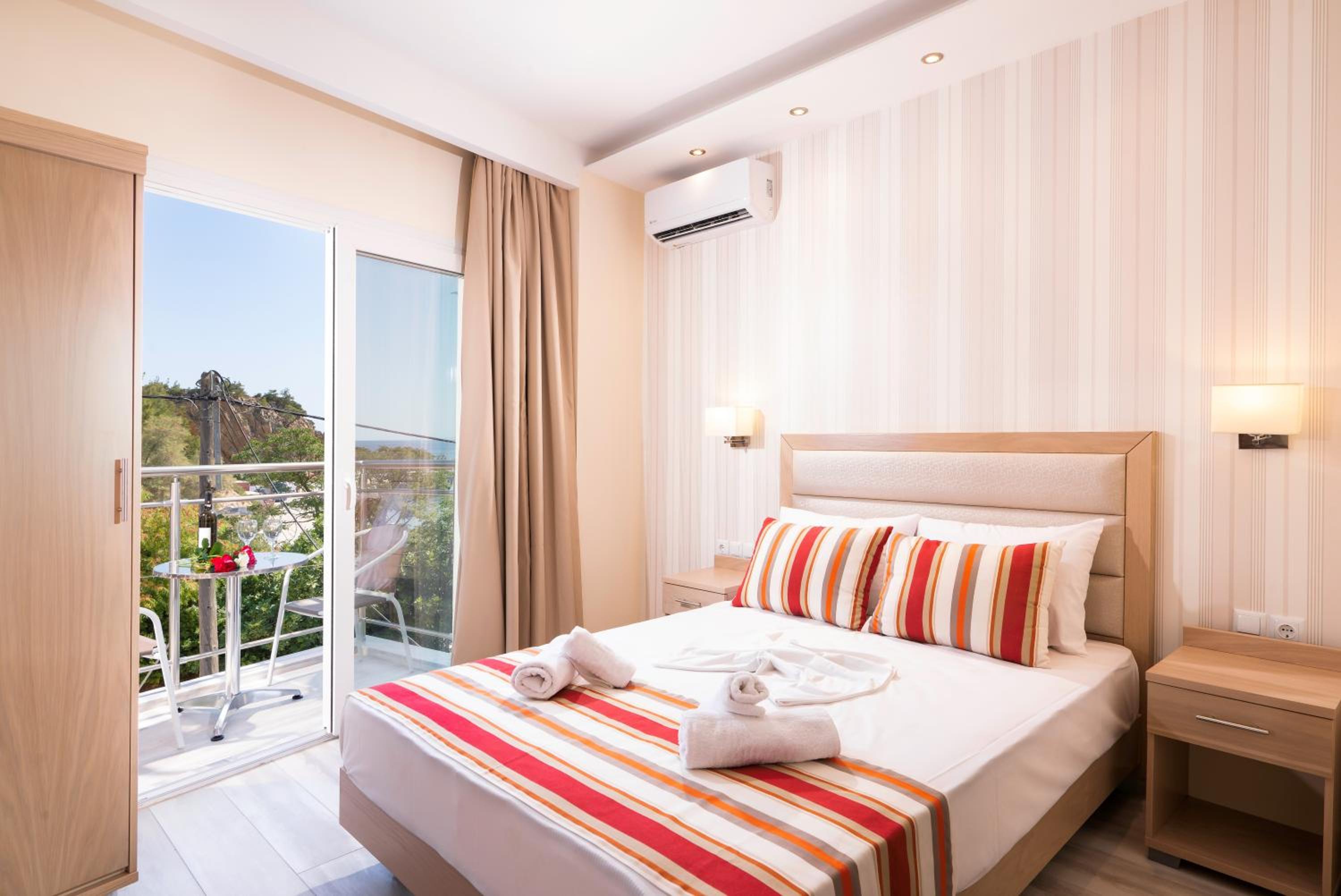 Deluxe Double Room with Side Sea View
