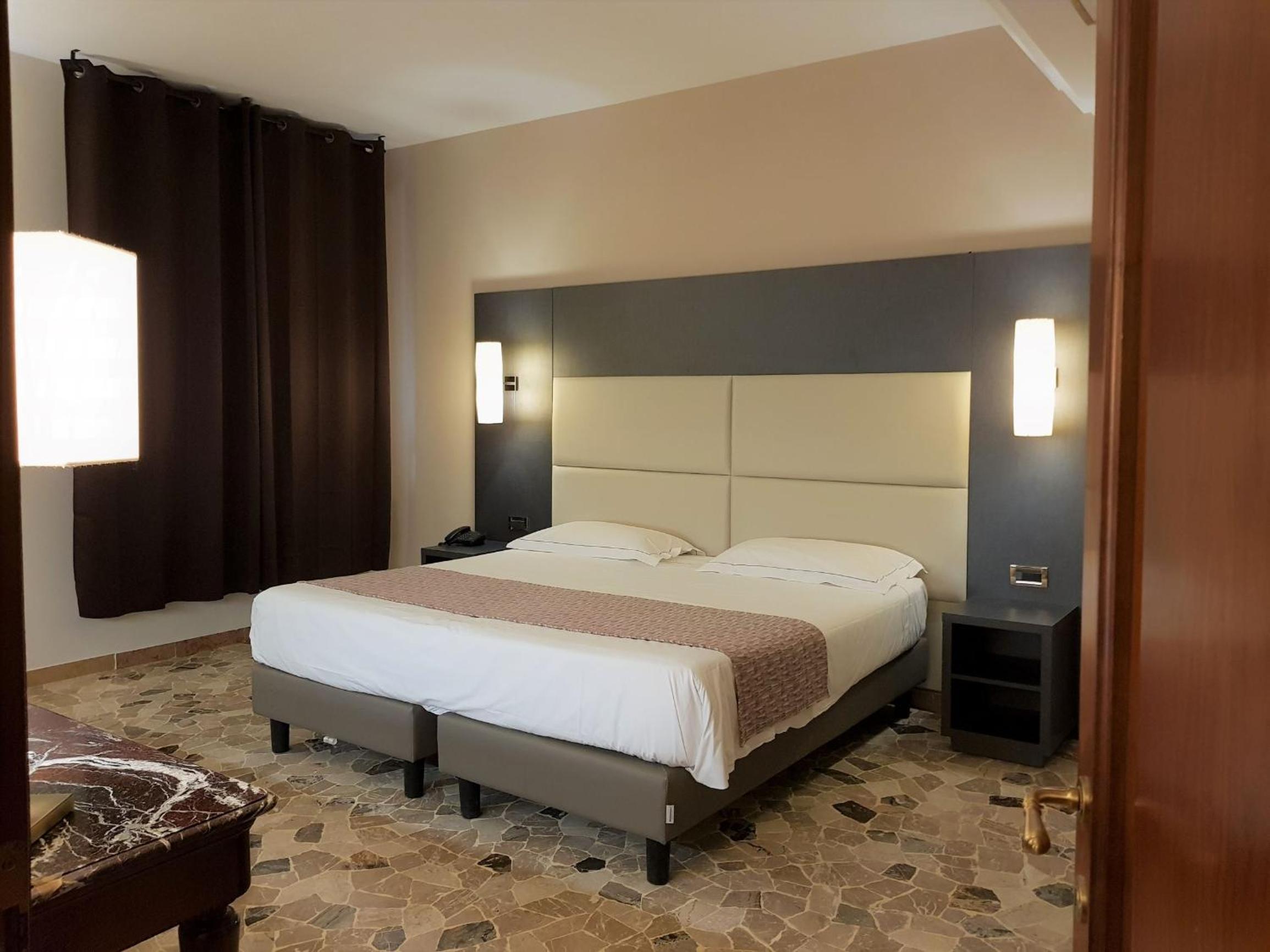 Suite - Photo 1