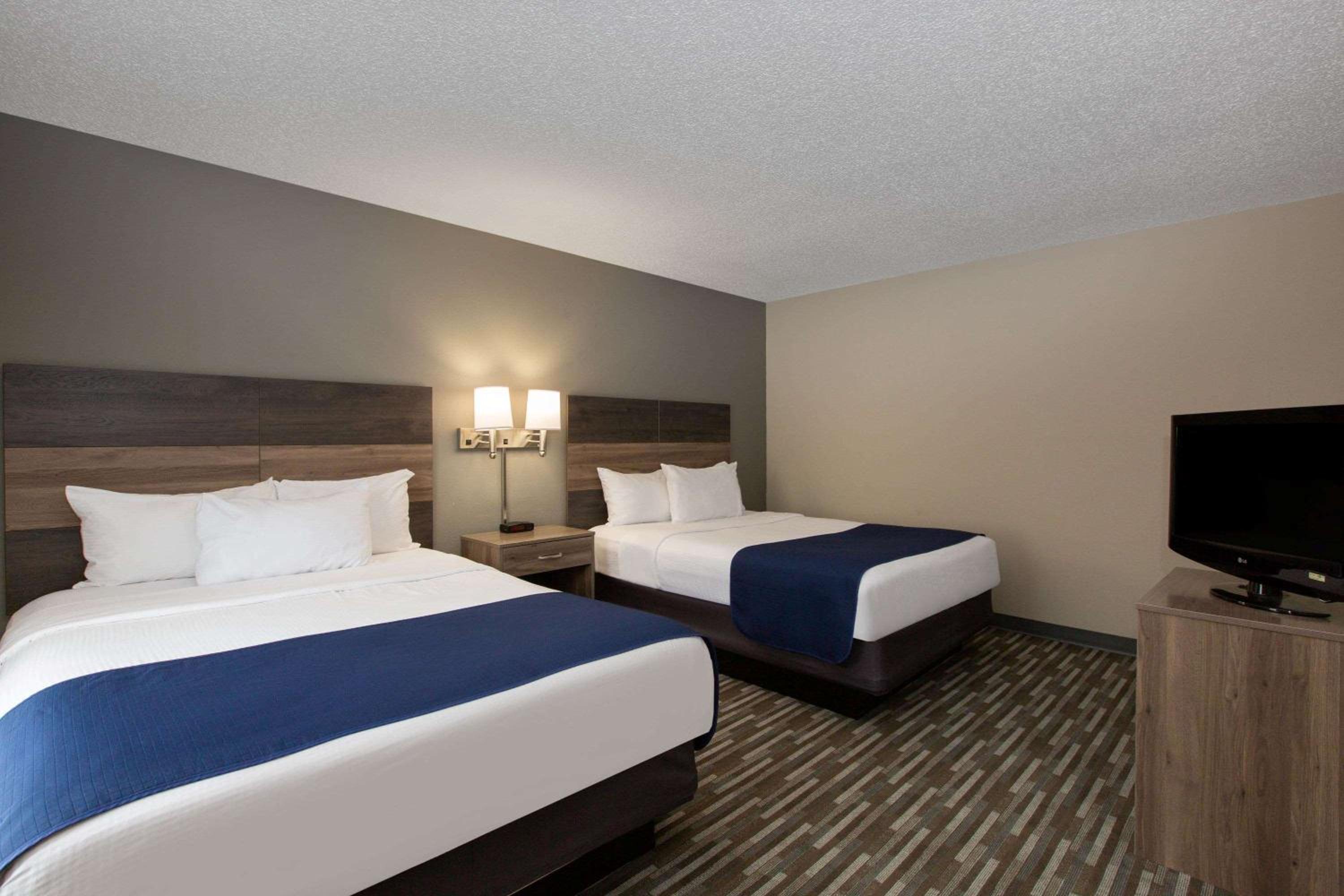 Deluxe Suite with Two Queen Beds - Non-Smoking photo 2