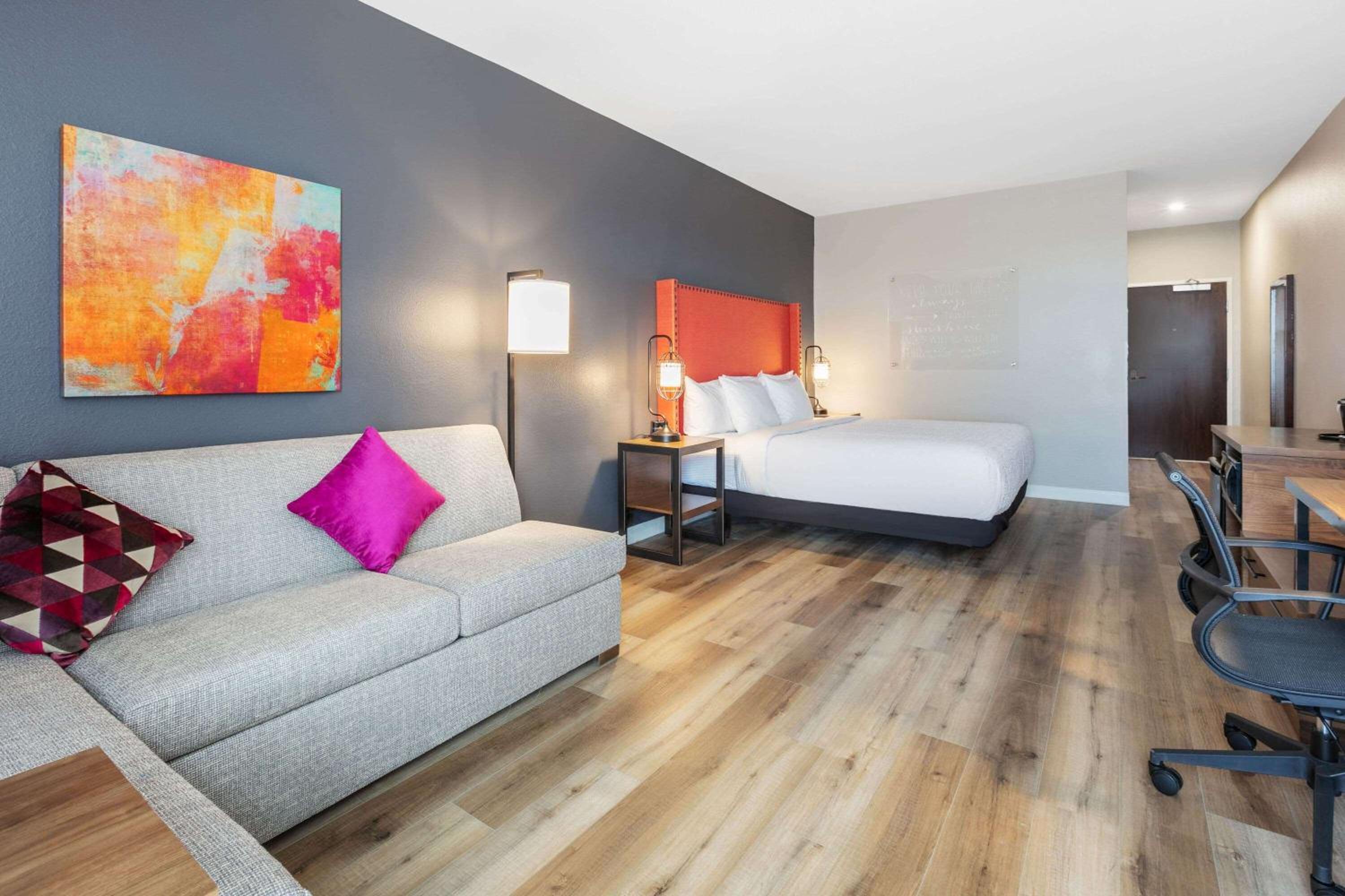 Superior King Room - Non-Smoking - Photo 4