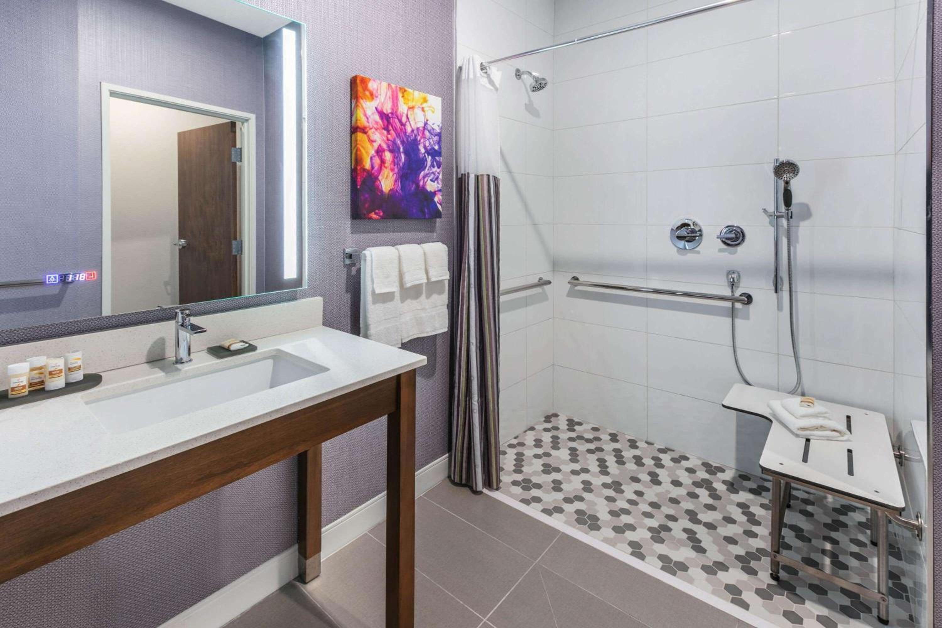 Queen Room with Two Queen Beds and Roll-In Shower - Mobility/Hearing Accessible - Non-Smoking - Photo 6