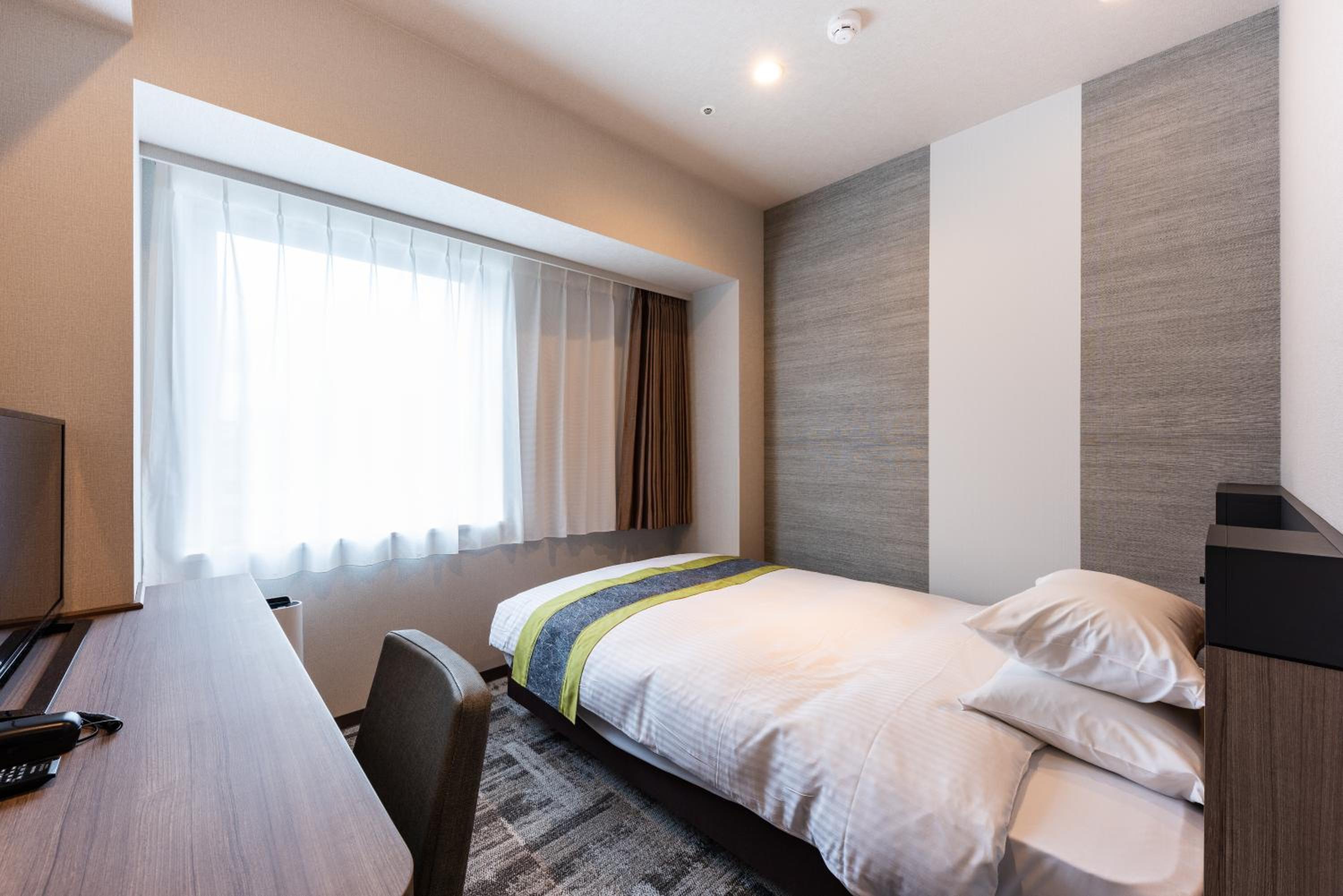 Short Stay - Single Room - Non Smoking (19:00 Check-in - 9:00 Check-out)