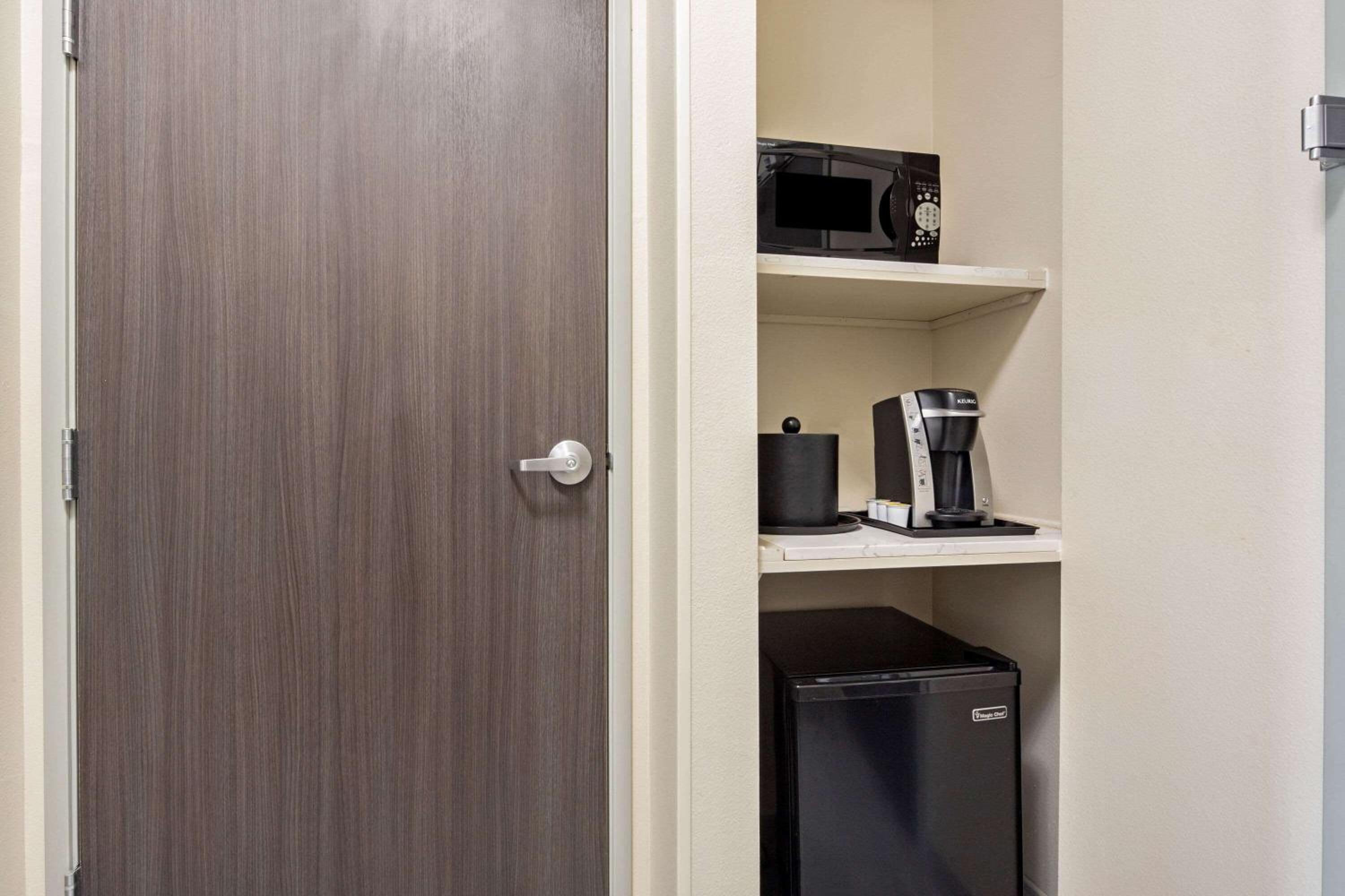 Queen Room with Two Queen Beds and Mobility/Hearing Access - Non-Smoking photo 2