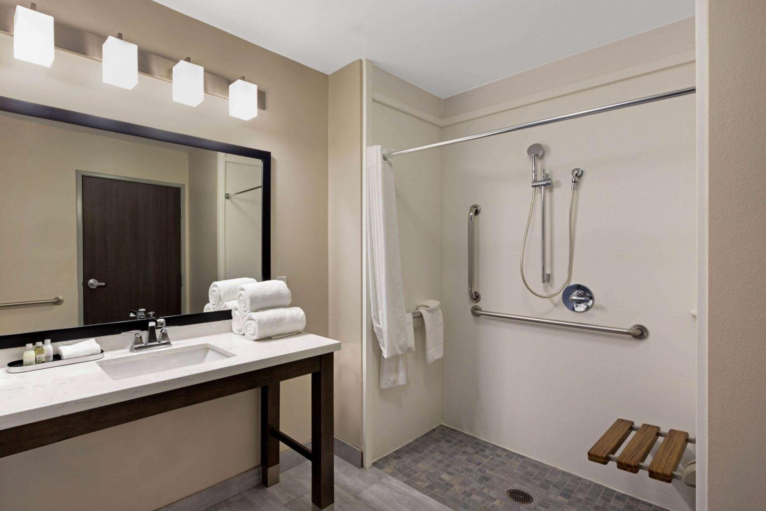 Queen Room with Two Queen Beds and Mobility/Hearing Access - Non-Smoking photo 3