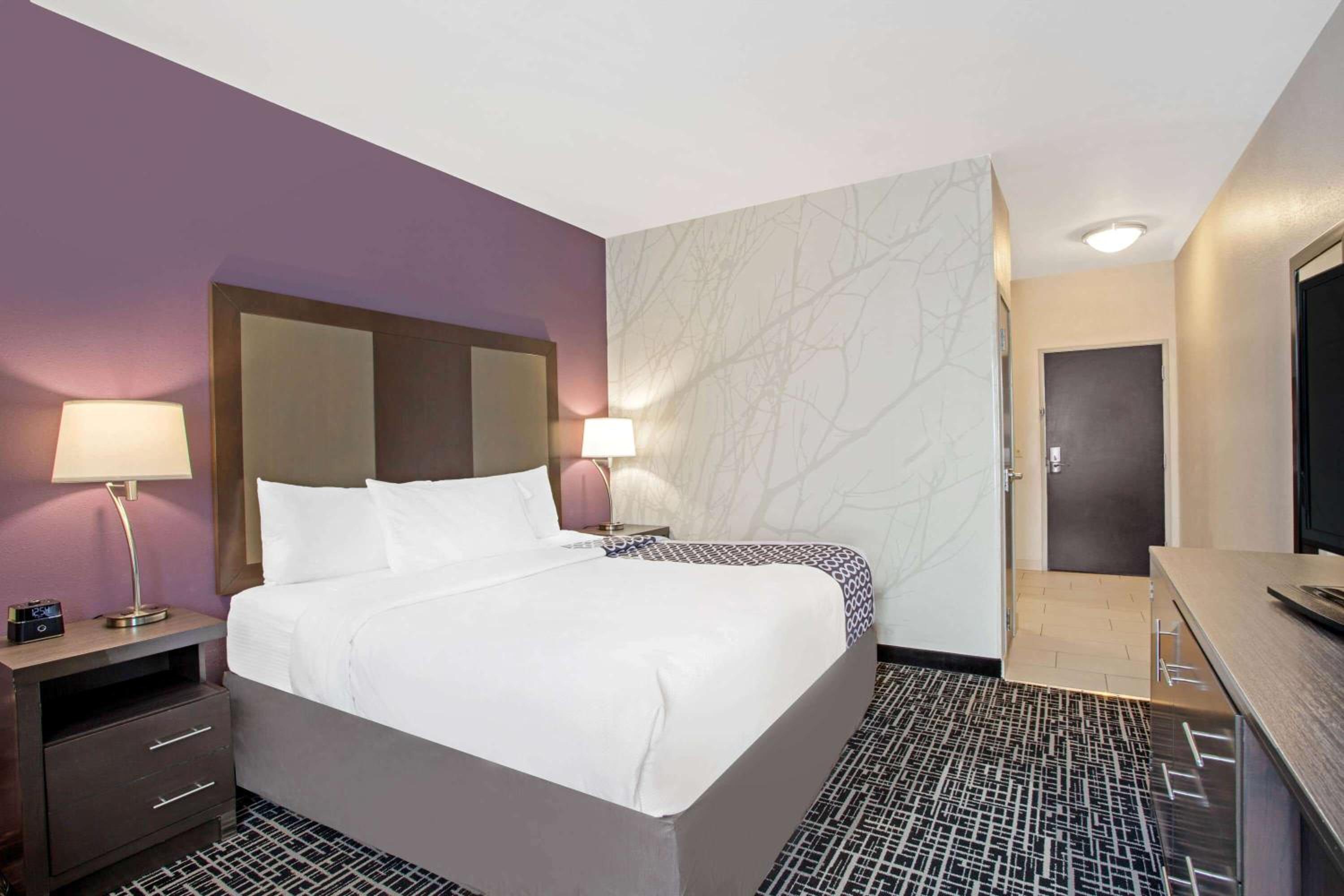 King Room with Kitchenette - Non-Smoking photo 1