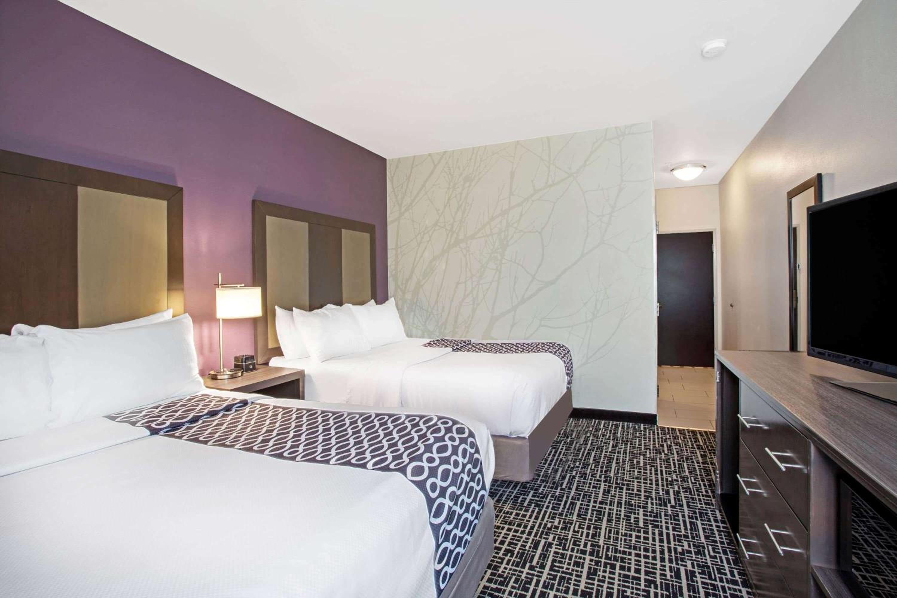 Queen Room with Two Queen Beds - Mobility Access/Non-Smoking photo 1