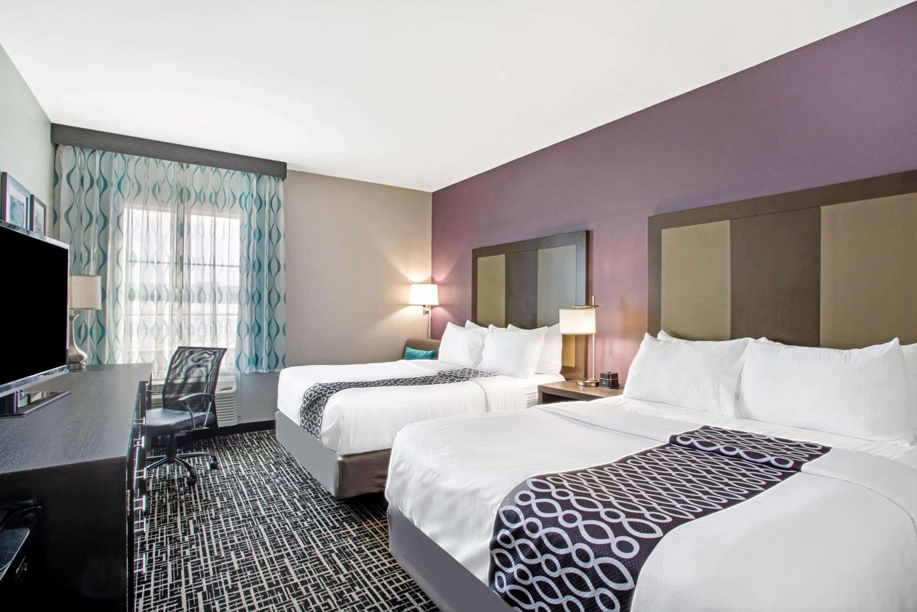 Queen Room with Two Queen Beds - Non-Smoking photo 1