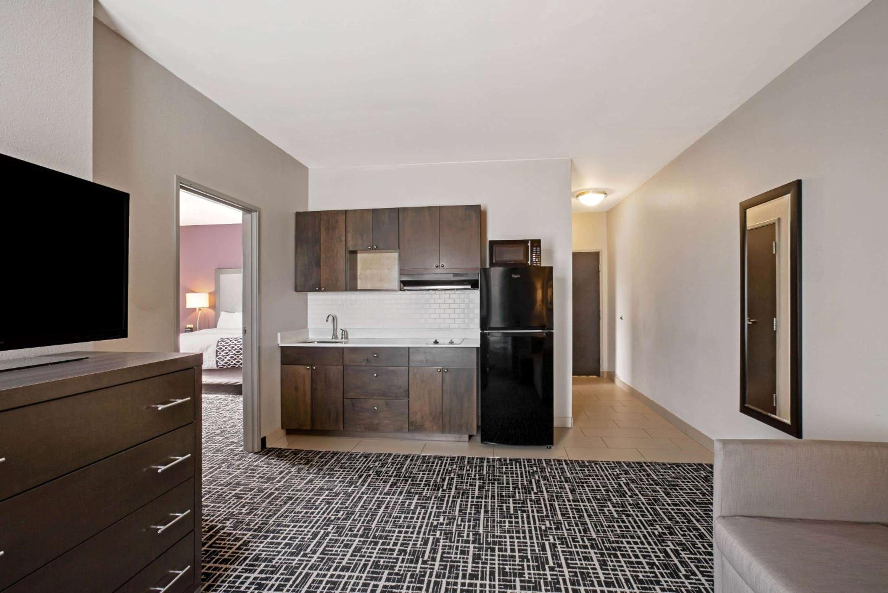 Deluxe One-Bedroom King Suite - Non-Smoking photo 1