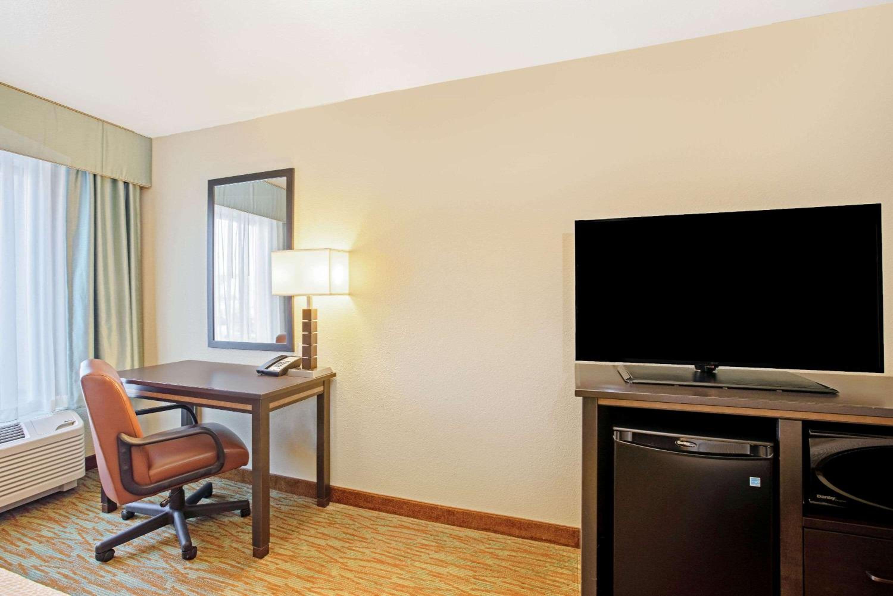 Queen Room with Two Queen Beds photo 3