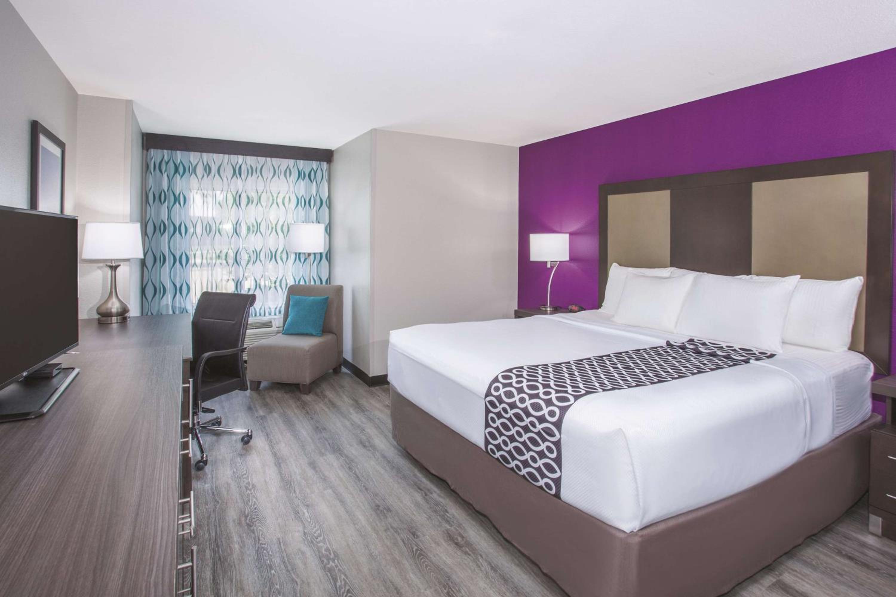 King Room with Bath Tub - Mobility Accessible/Non-Smoking - Photo 1