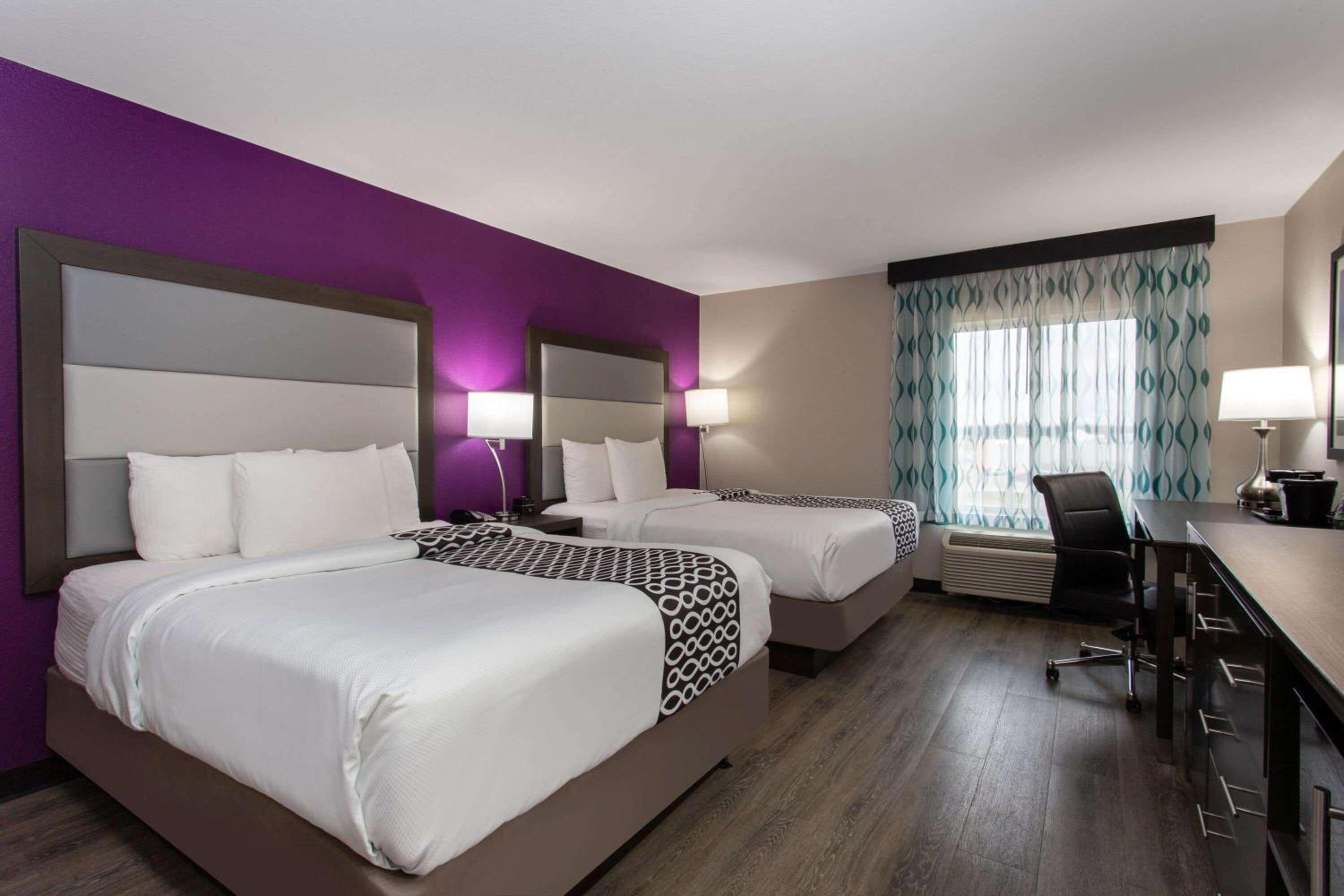 Queen Room with Roll-In Shower - Mobility Access/Non-Smoking - Photo 1