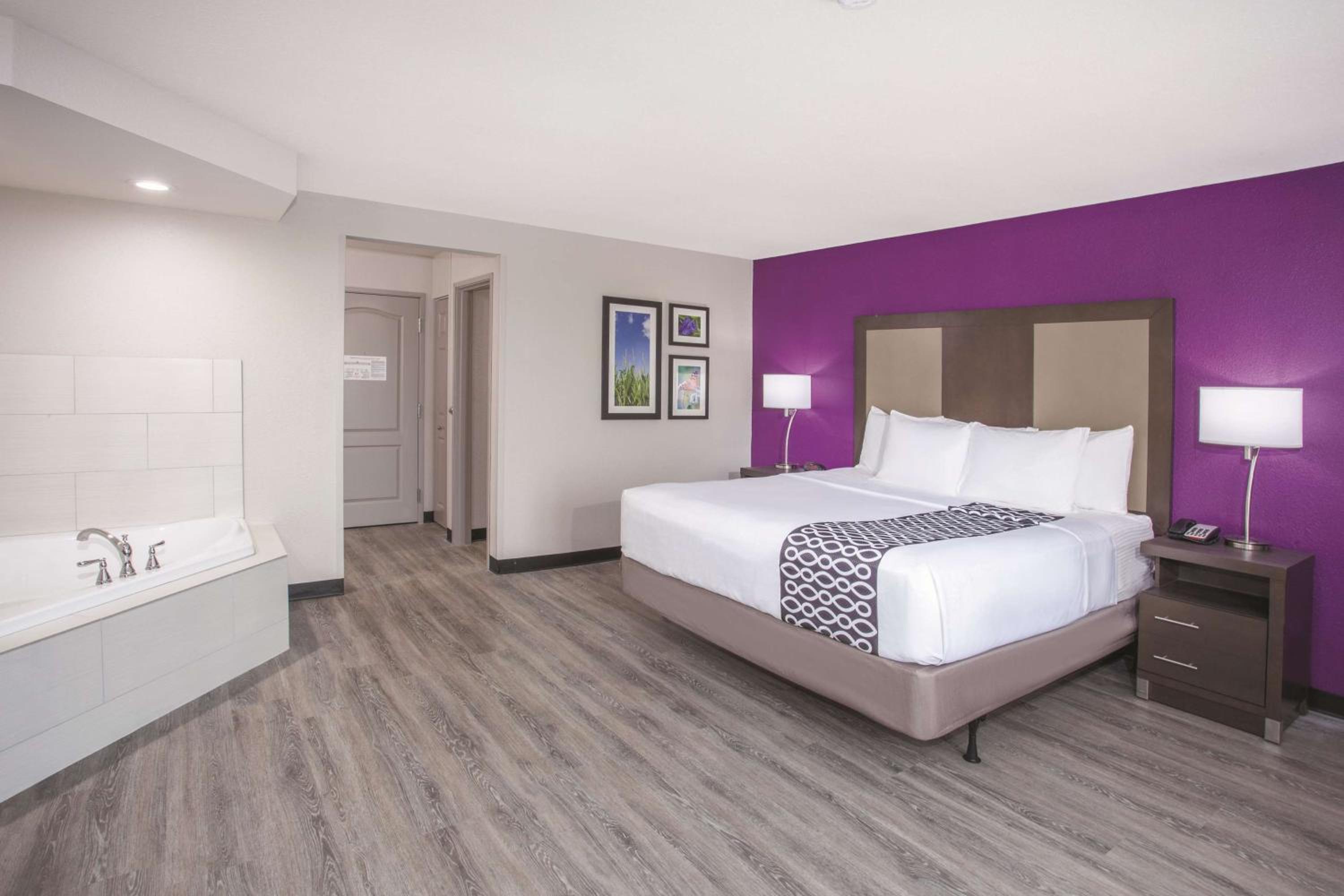 King Room with Jetted Tub - Non-Smoking - Photo 1