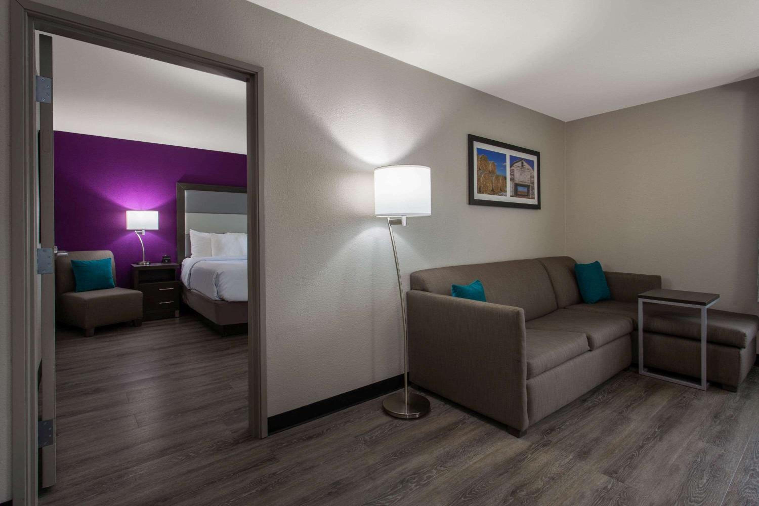 One-Bedroom King Suite - Non-Smoking - Photo 3