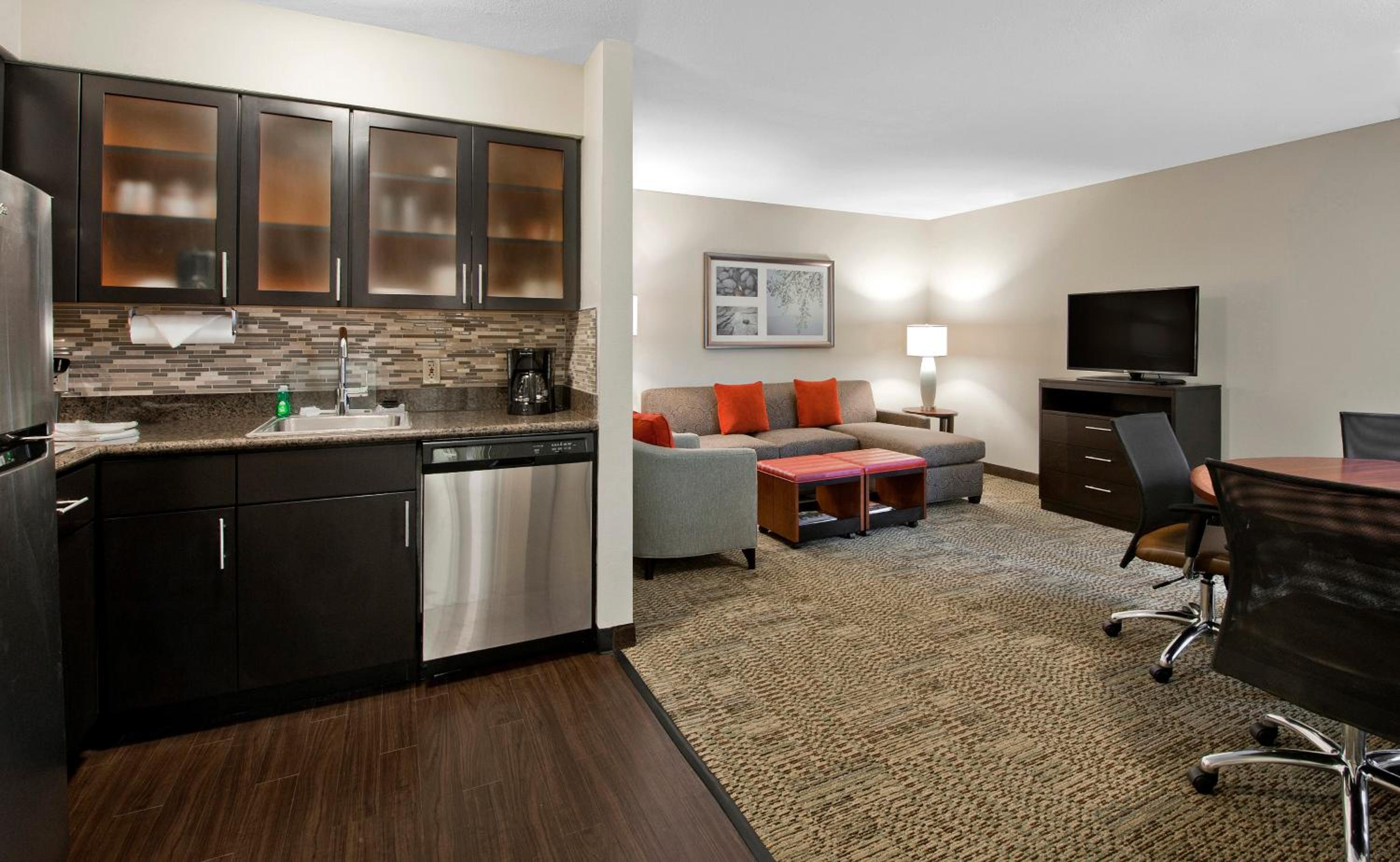 One-Bedroom Queen Suite - Photo 5
