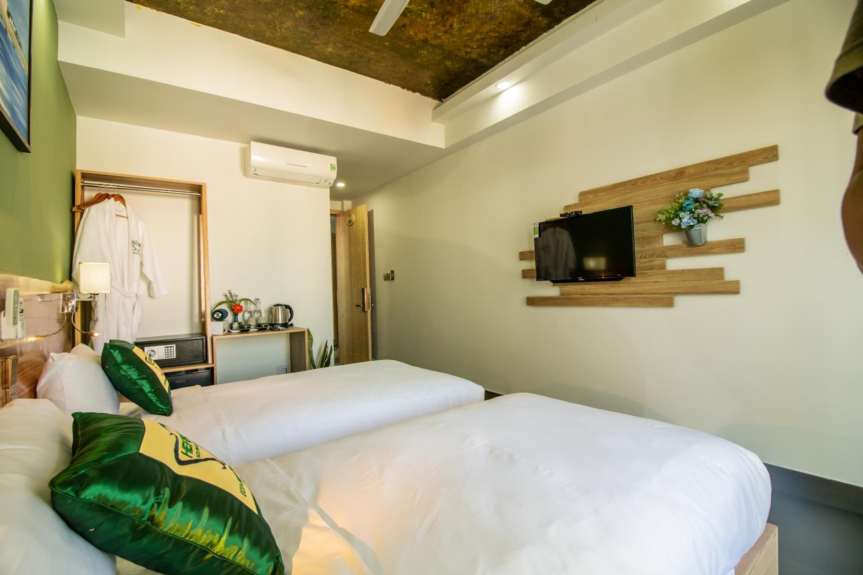 Deluxe Studio with Balcony photo 3