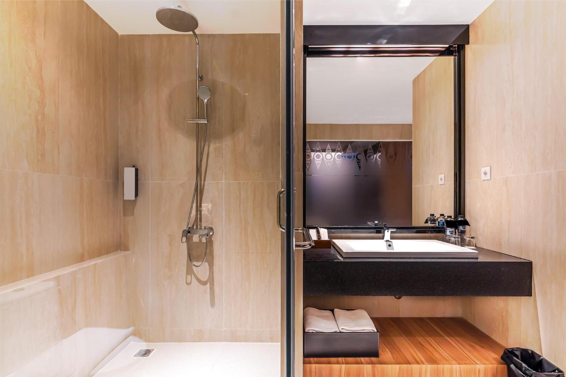 Suite - Photo 3