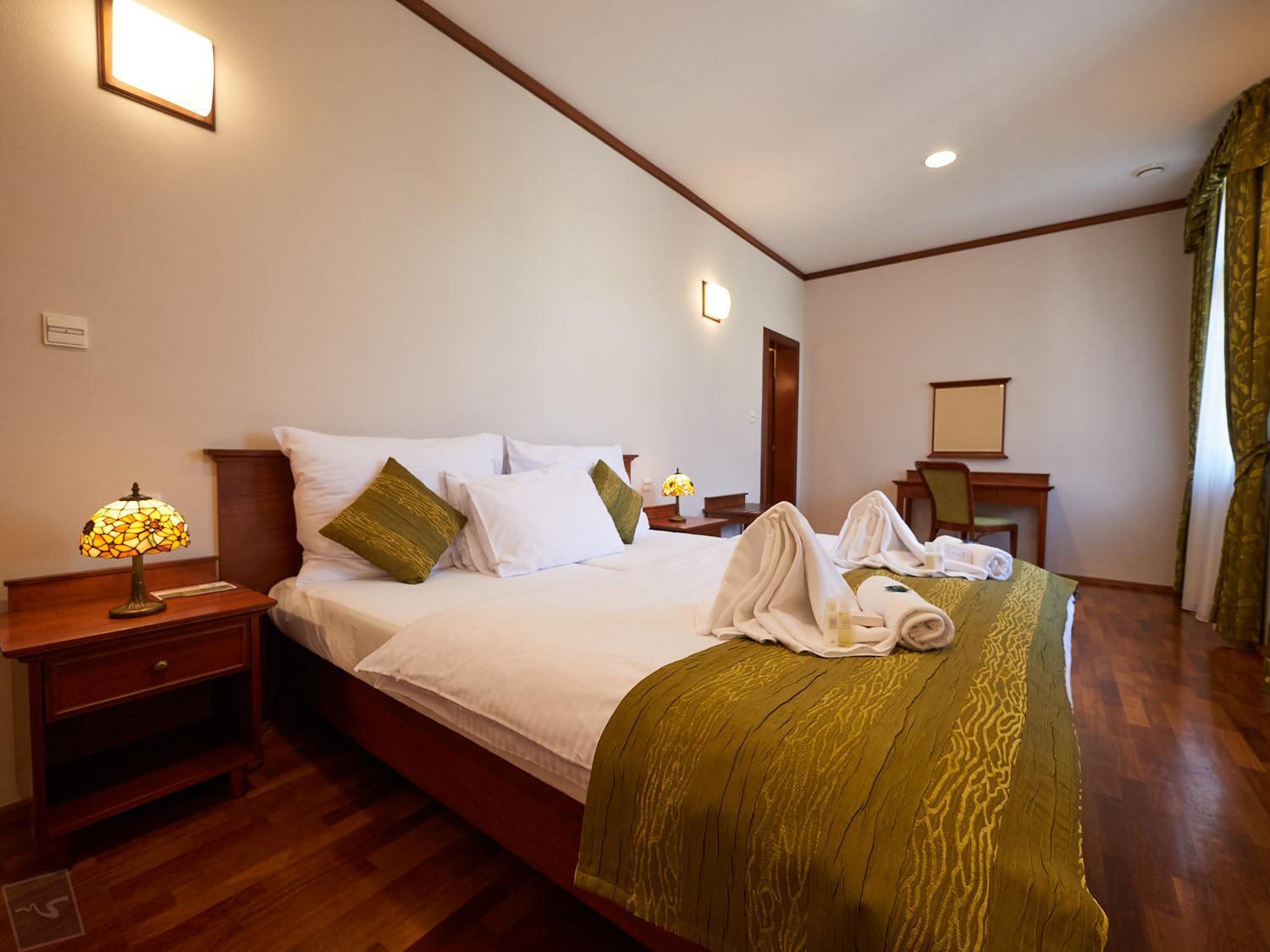 One-Bedroom Apartment - Photo 2
