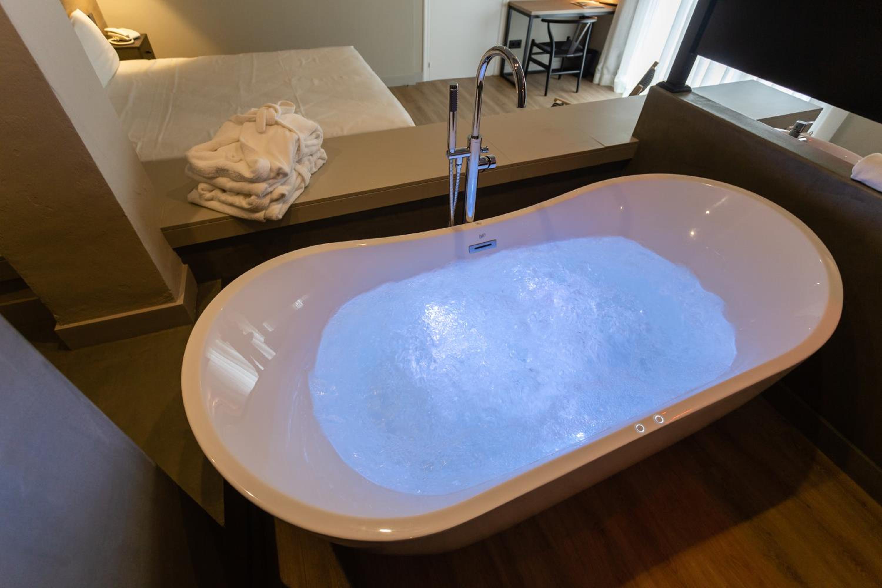 Deluxe Suite with Spa Bath photo 2