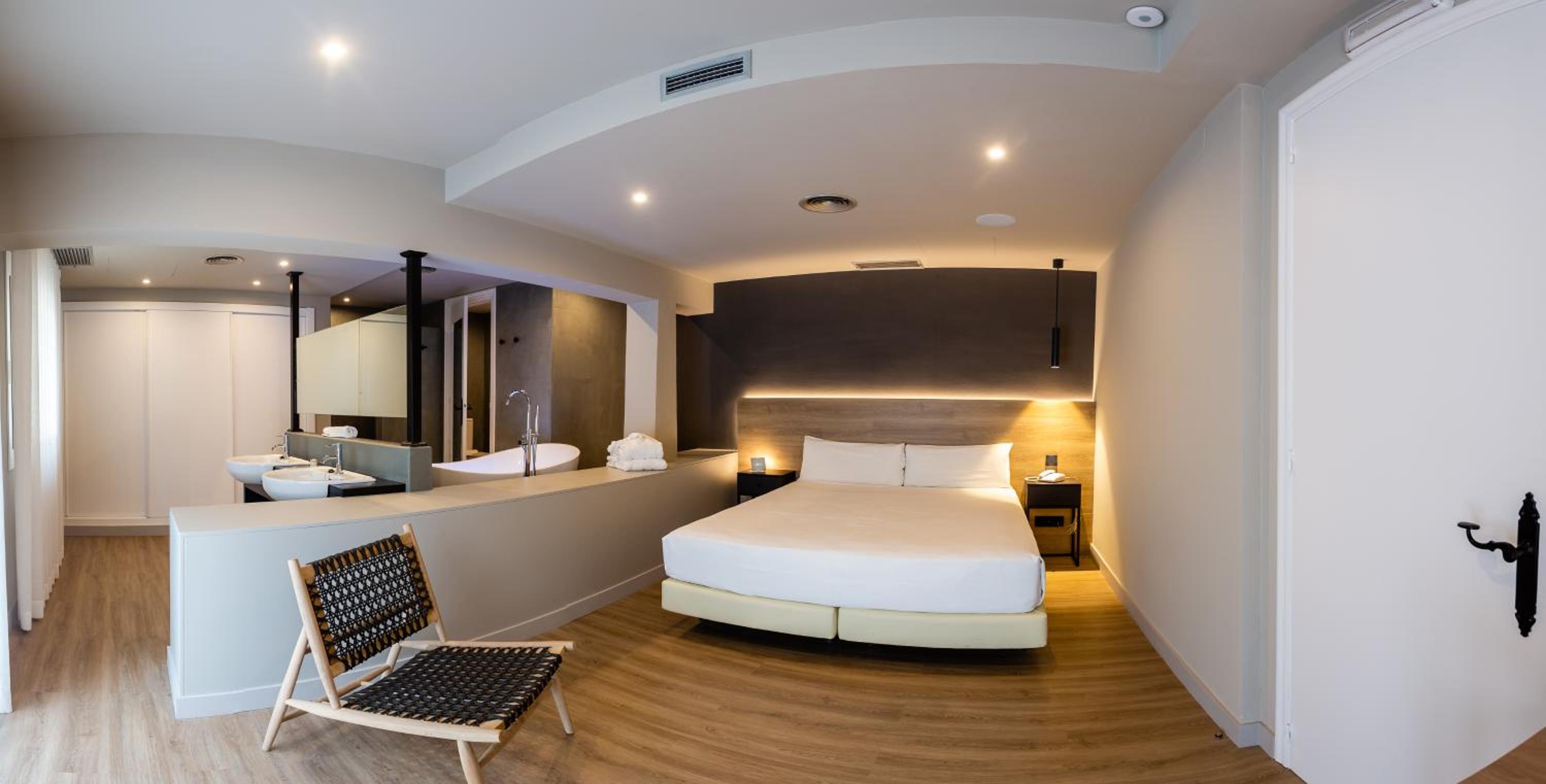 Deluxe Suite with Spa Bath photo 3