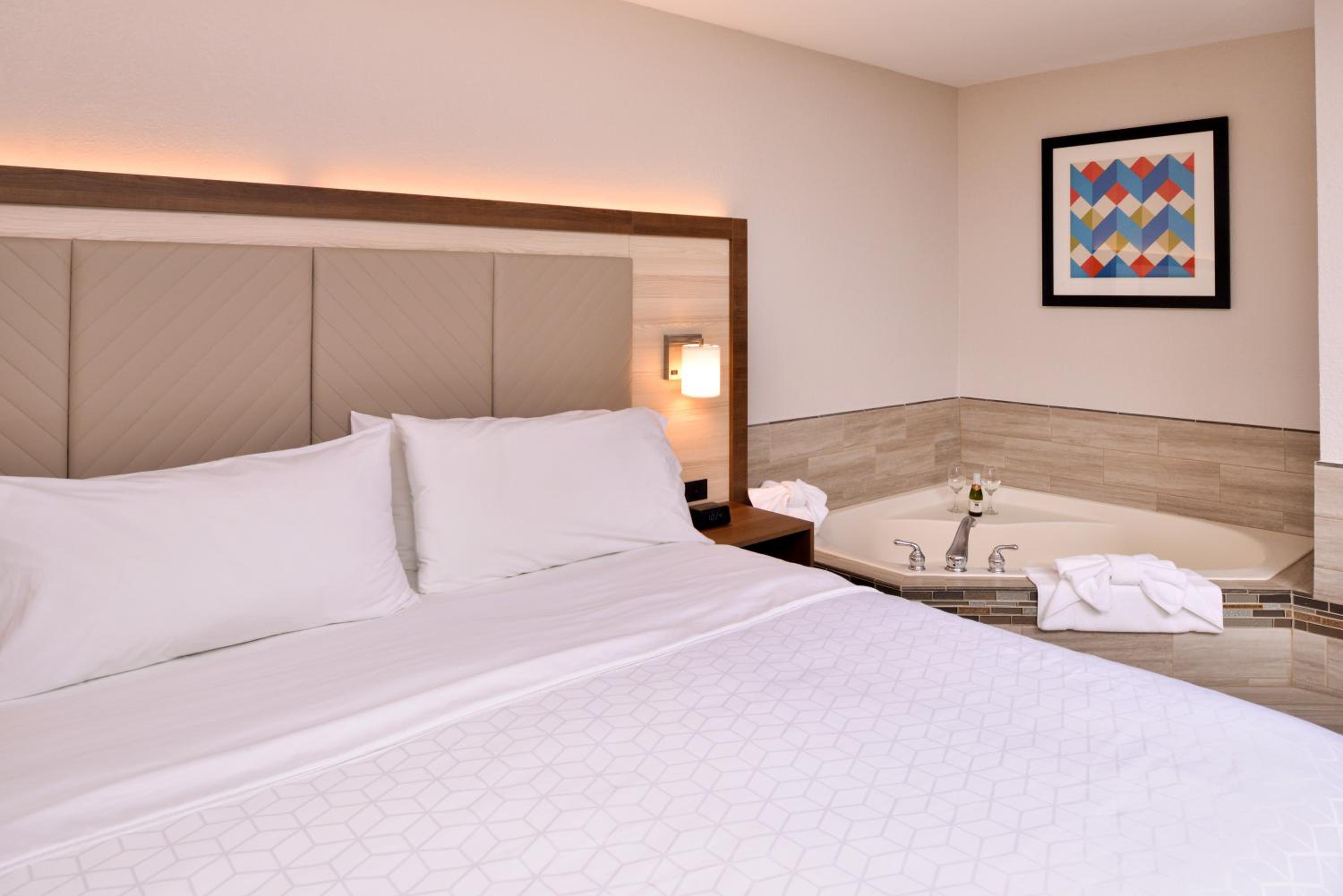 King Suite with Spa Bath - Photo 3