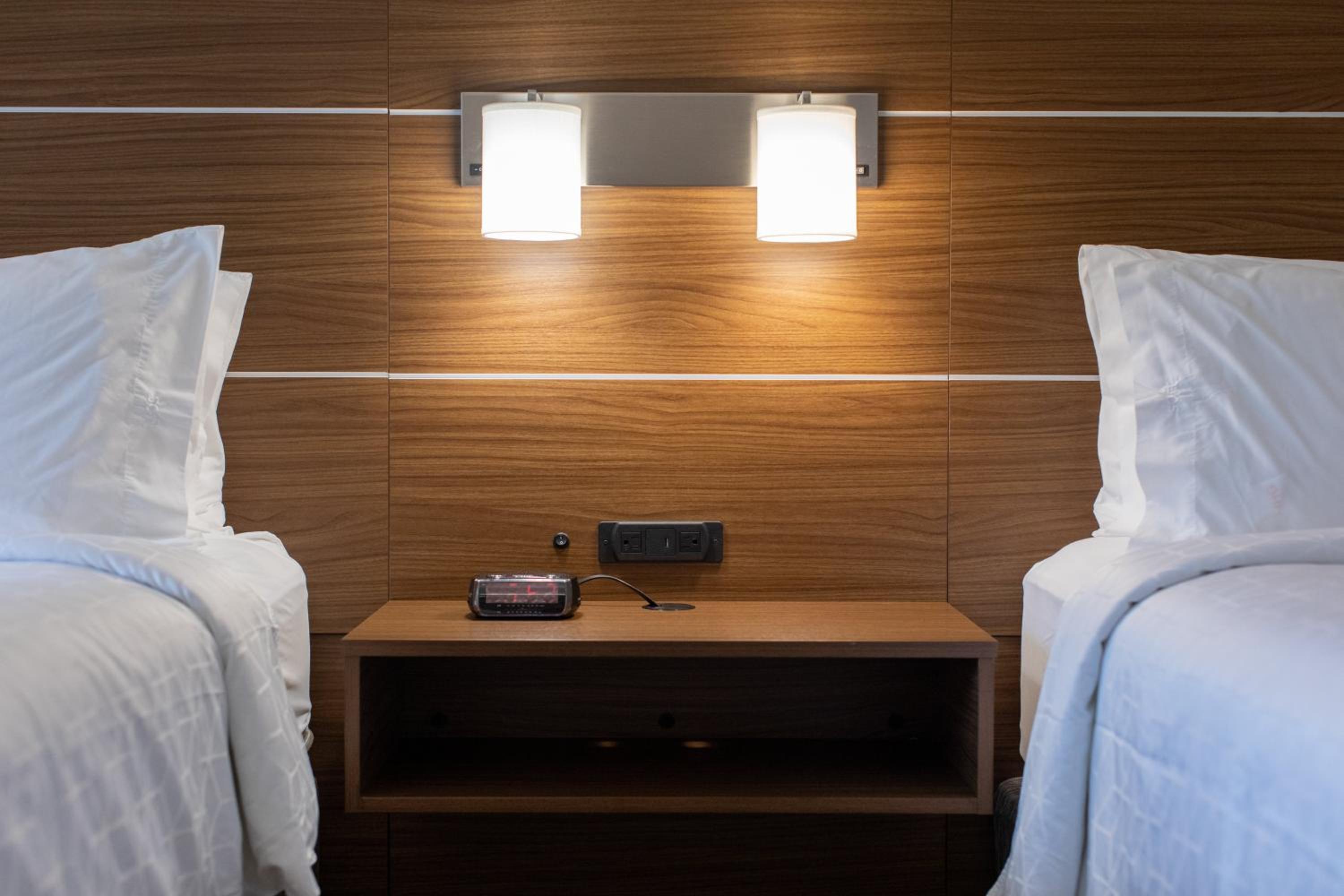 Standard Room with Two Queen Beds - Photo 2