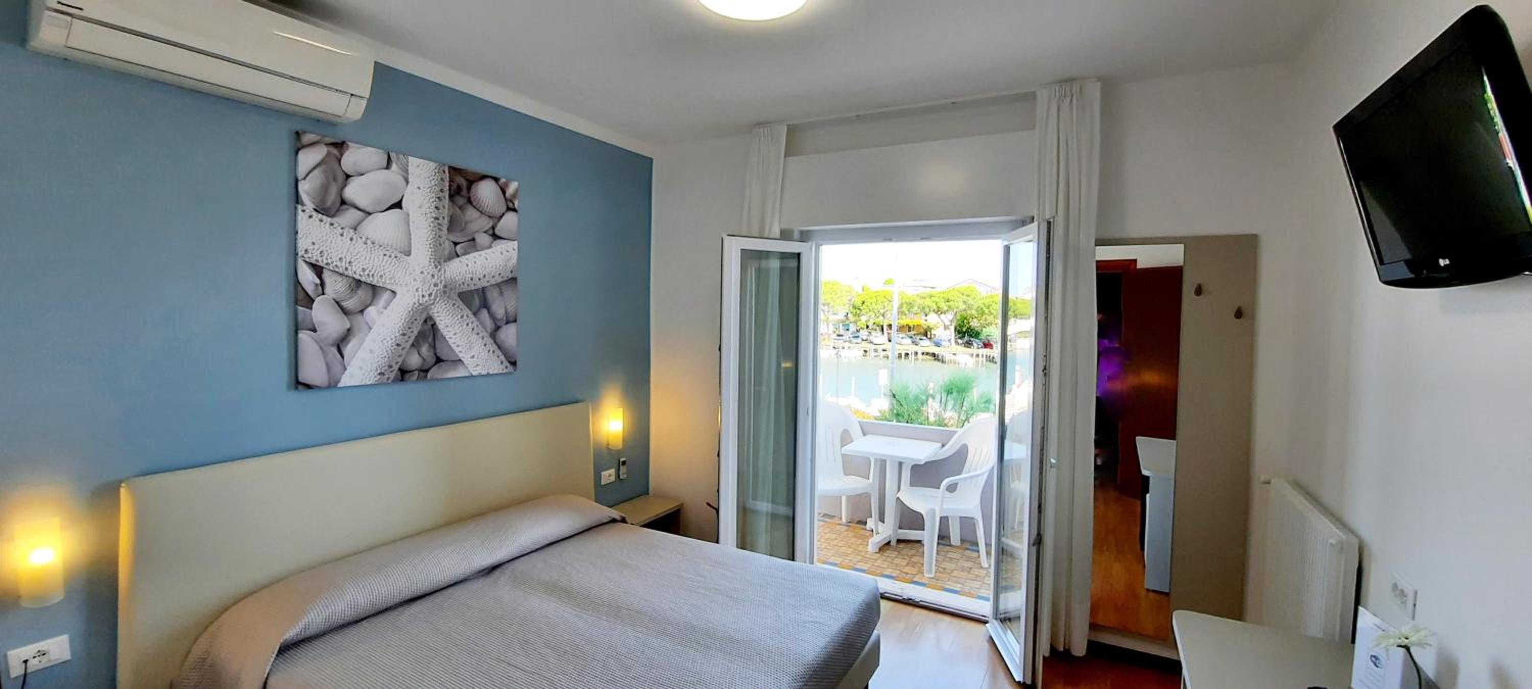 Double or Twin Room with Balcony and Lagoon View photo 1