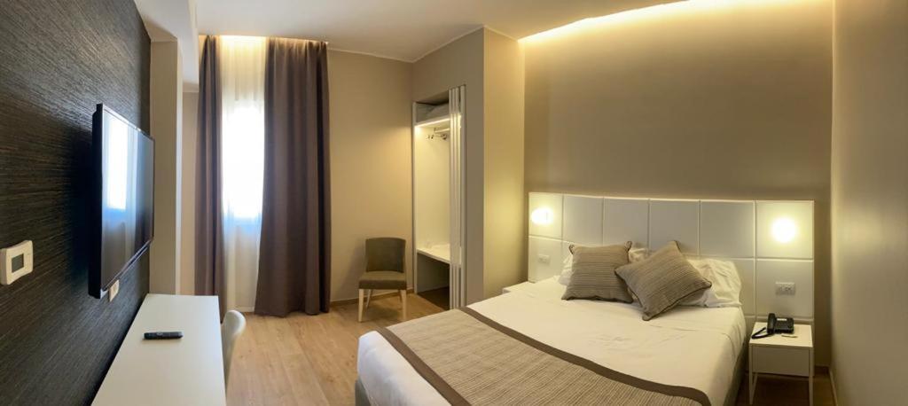 Deluxe Double Room - Photo 8