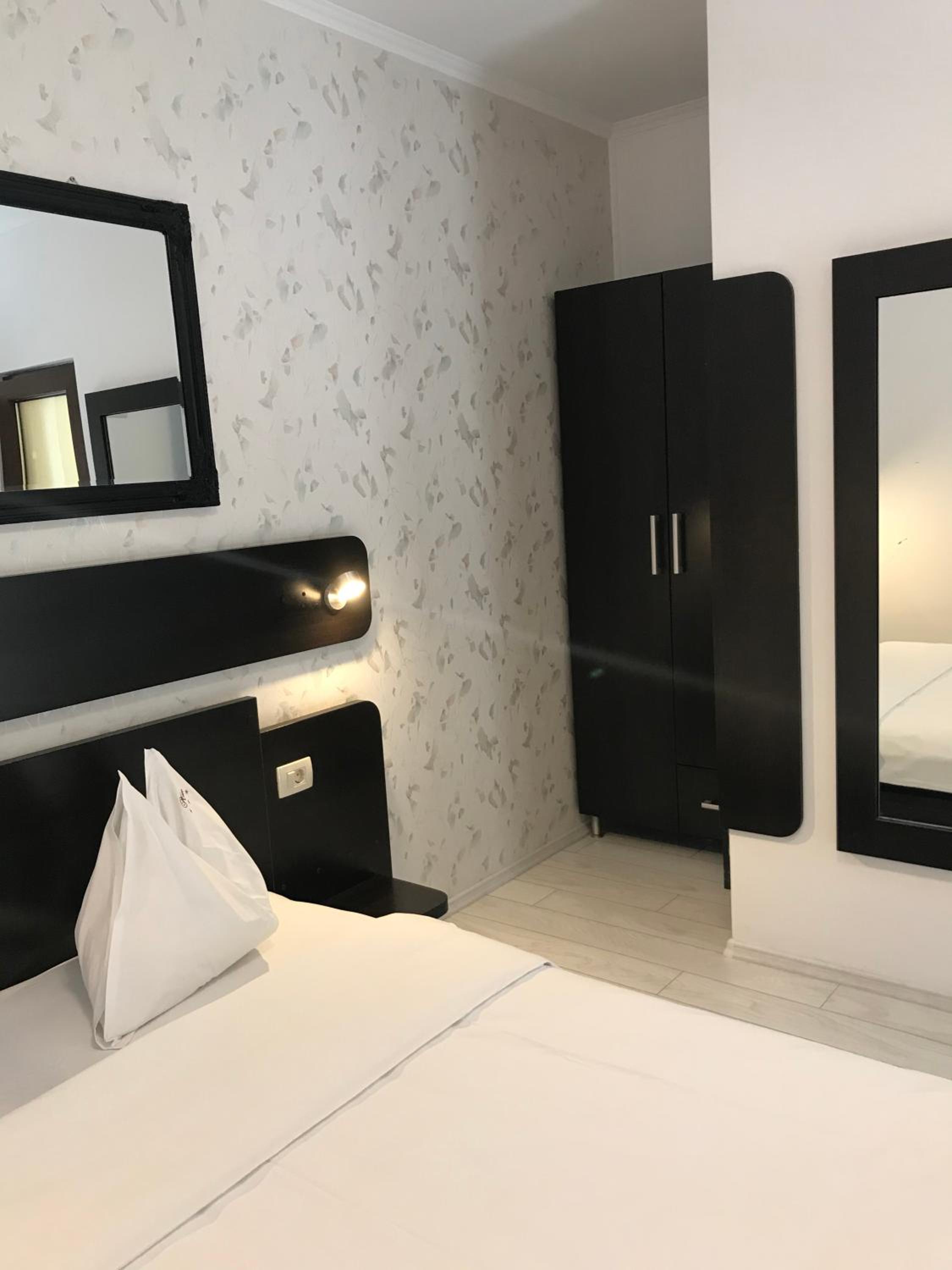 Twin Room with Private Entrance - Photo 8