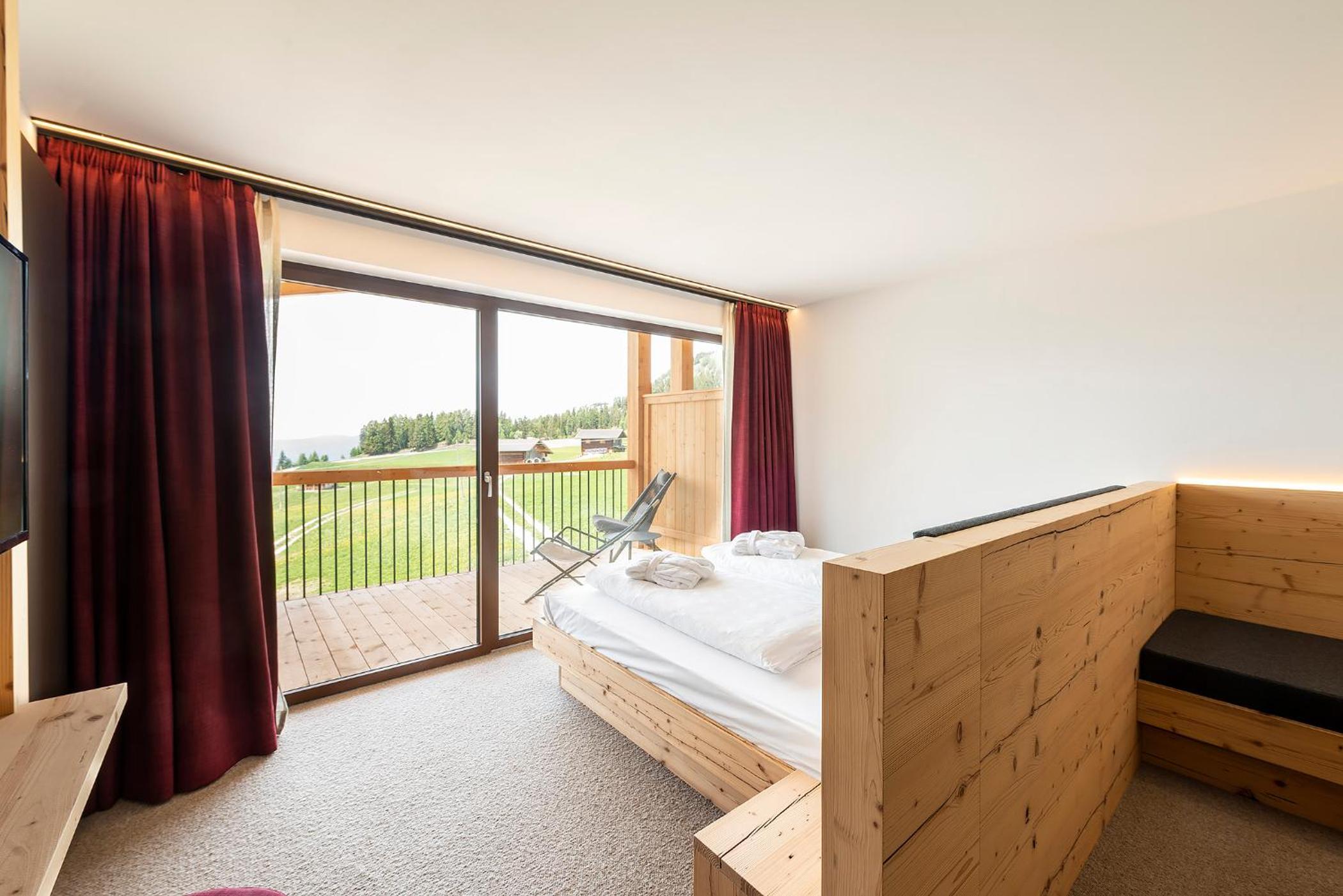 Deluxe Double Room with Balcony photo 3