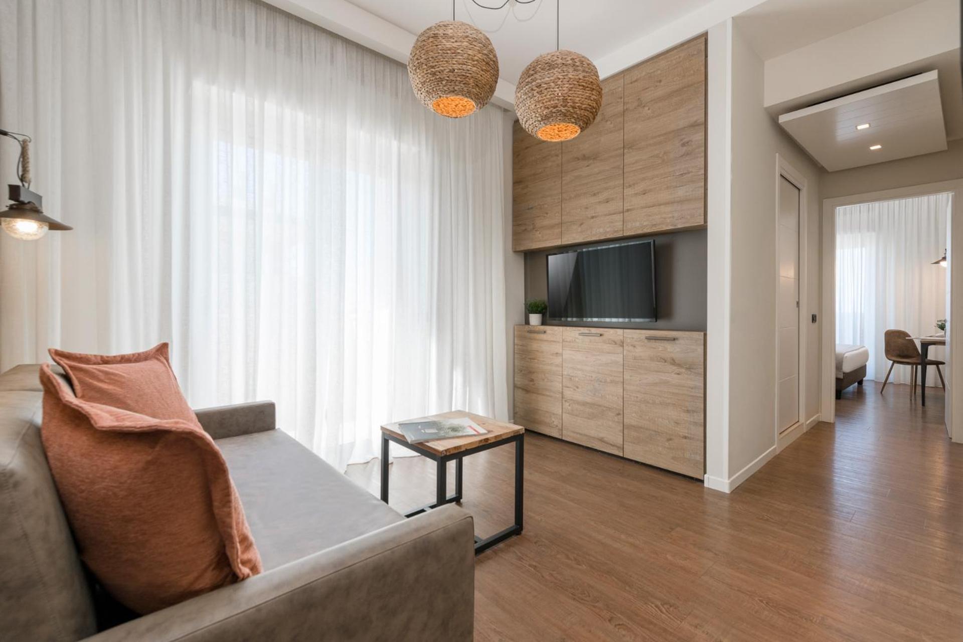 Executive Suite - Photo 8