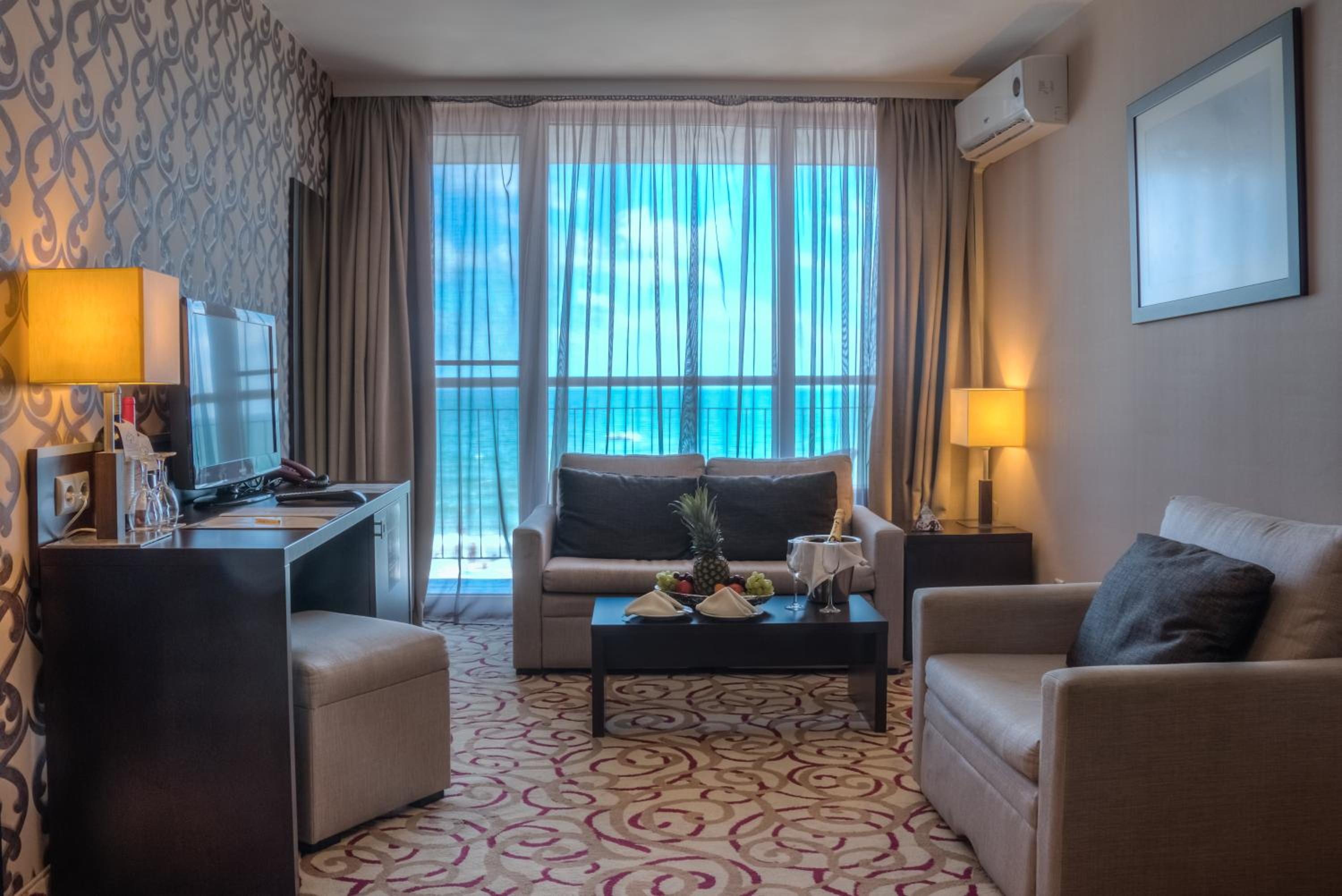 One-Bedroom Suite with Balcony (2 Adults + 1 Child) photo 3